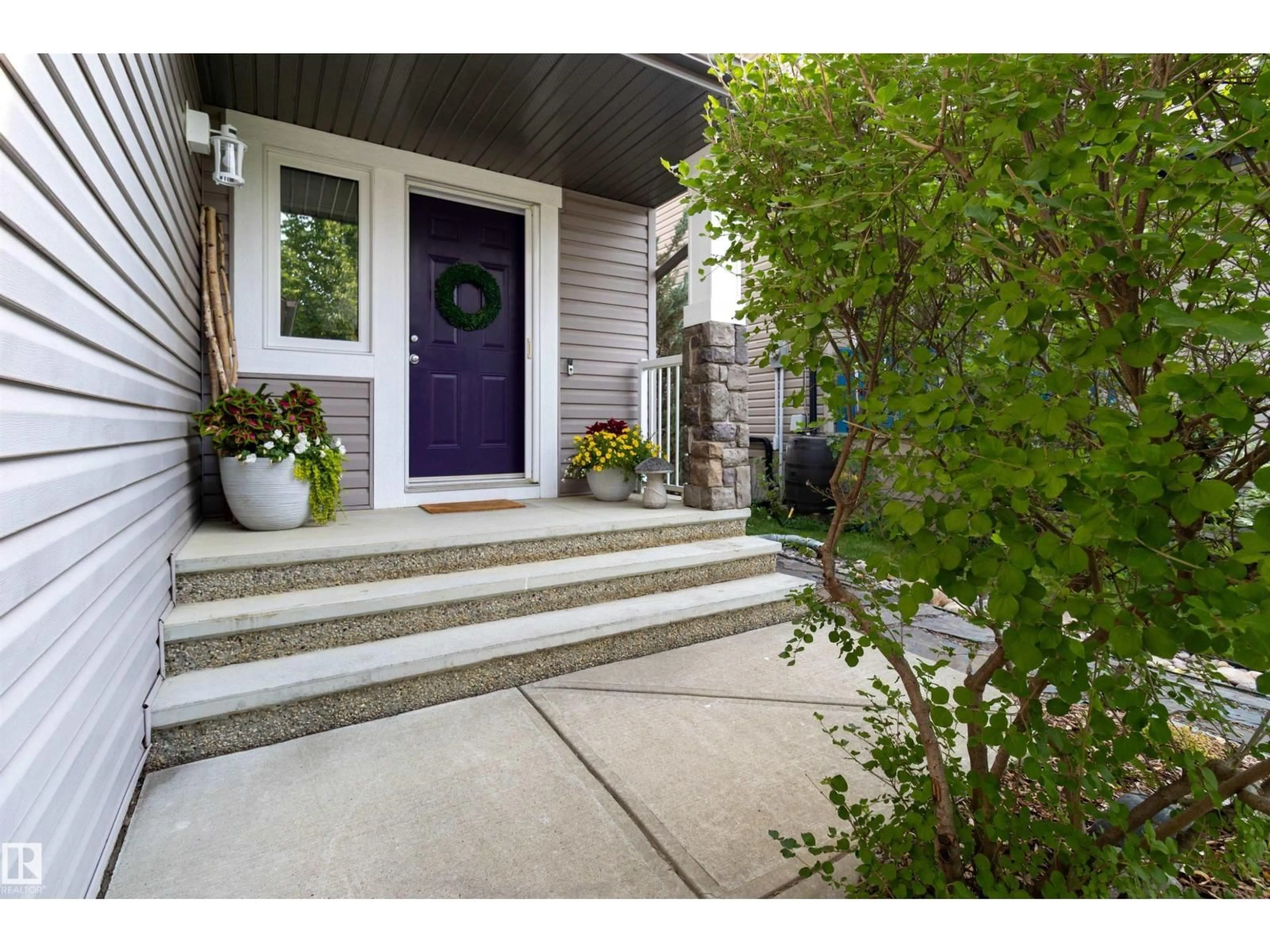Indoor entryway for 90 CARLYLE CR, Sherwood Park Alberta T8H2T8