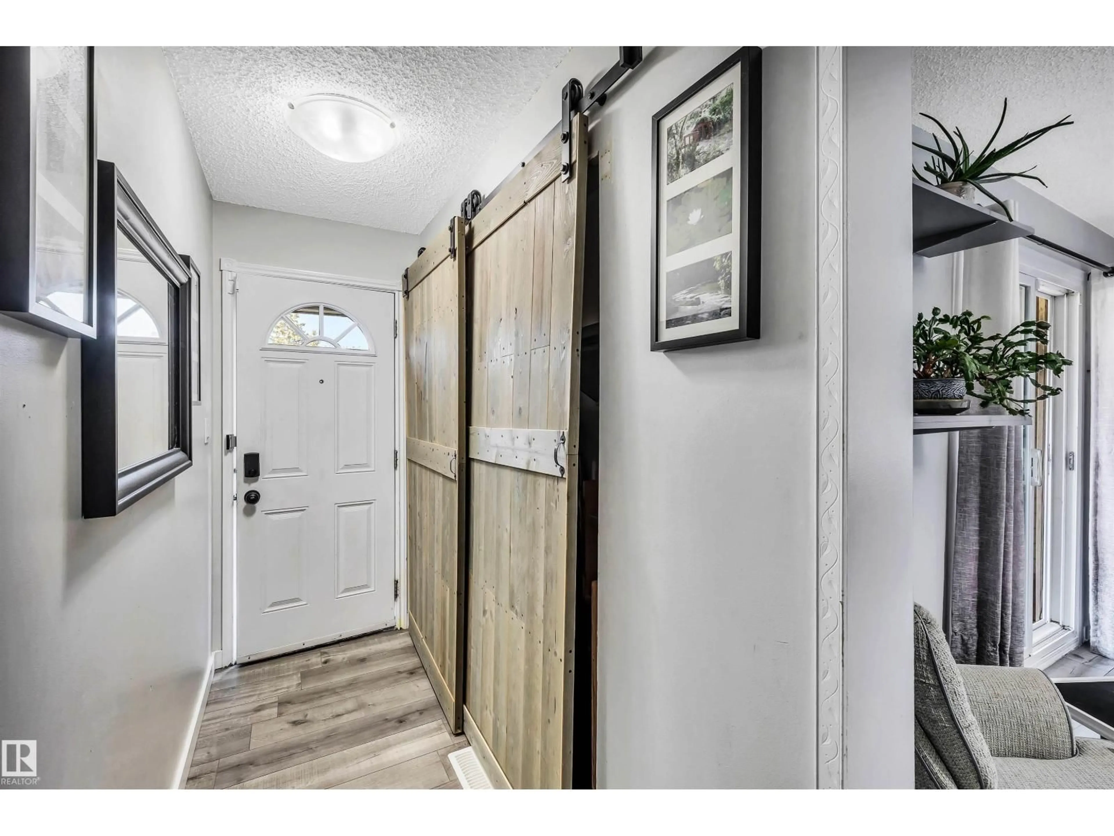 Indoor entryway for 1616 LAKEWOOD RD, Edmonton Alberta T6K3H4
