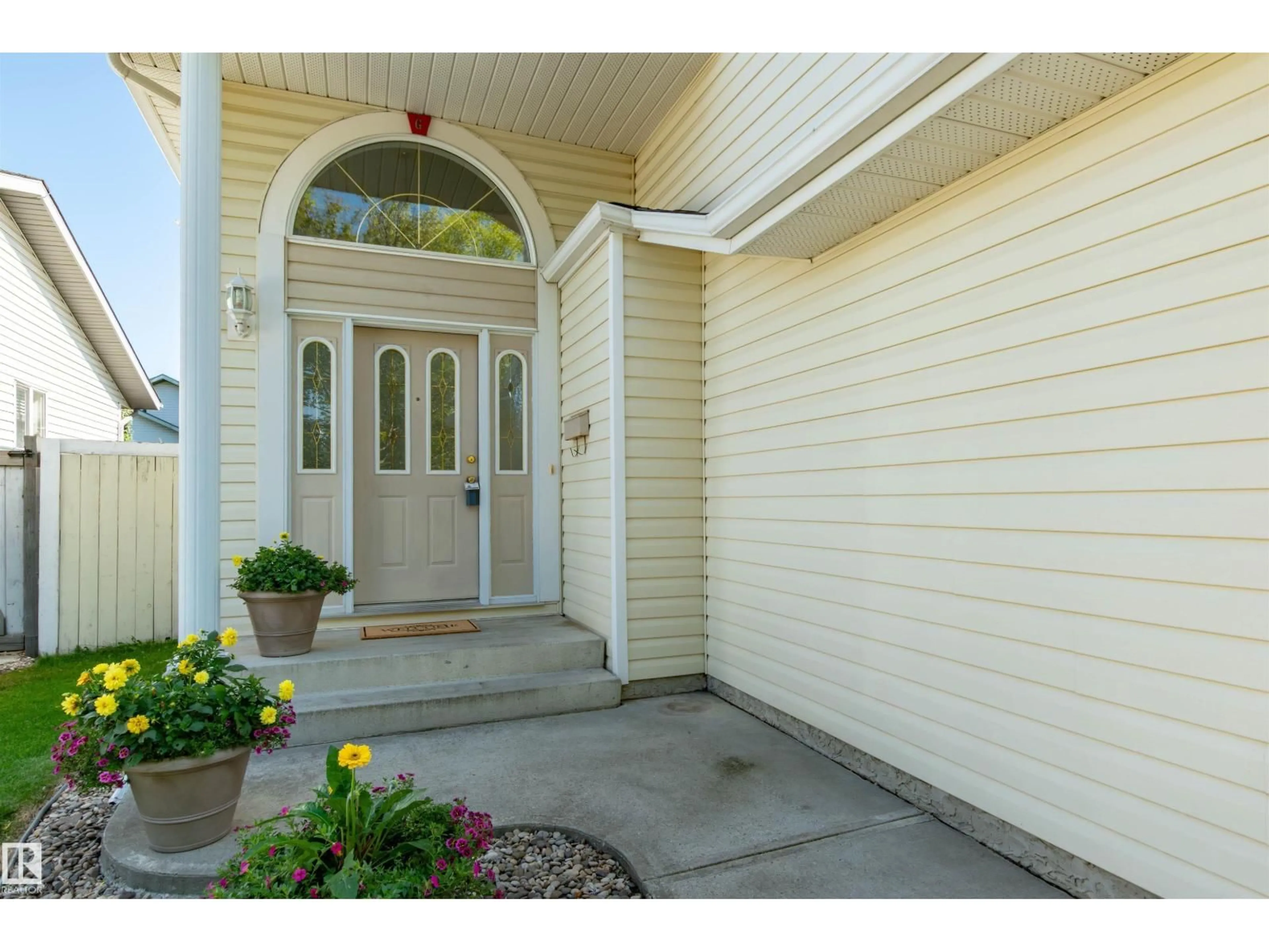 Indoor entryway for 216 RAINBOW CR, Sherwood Park Alberta T8A5Y1