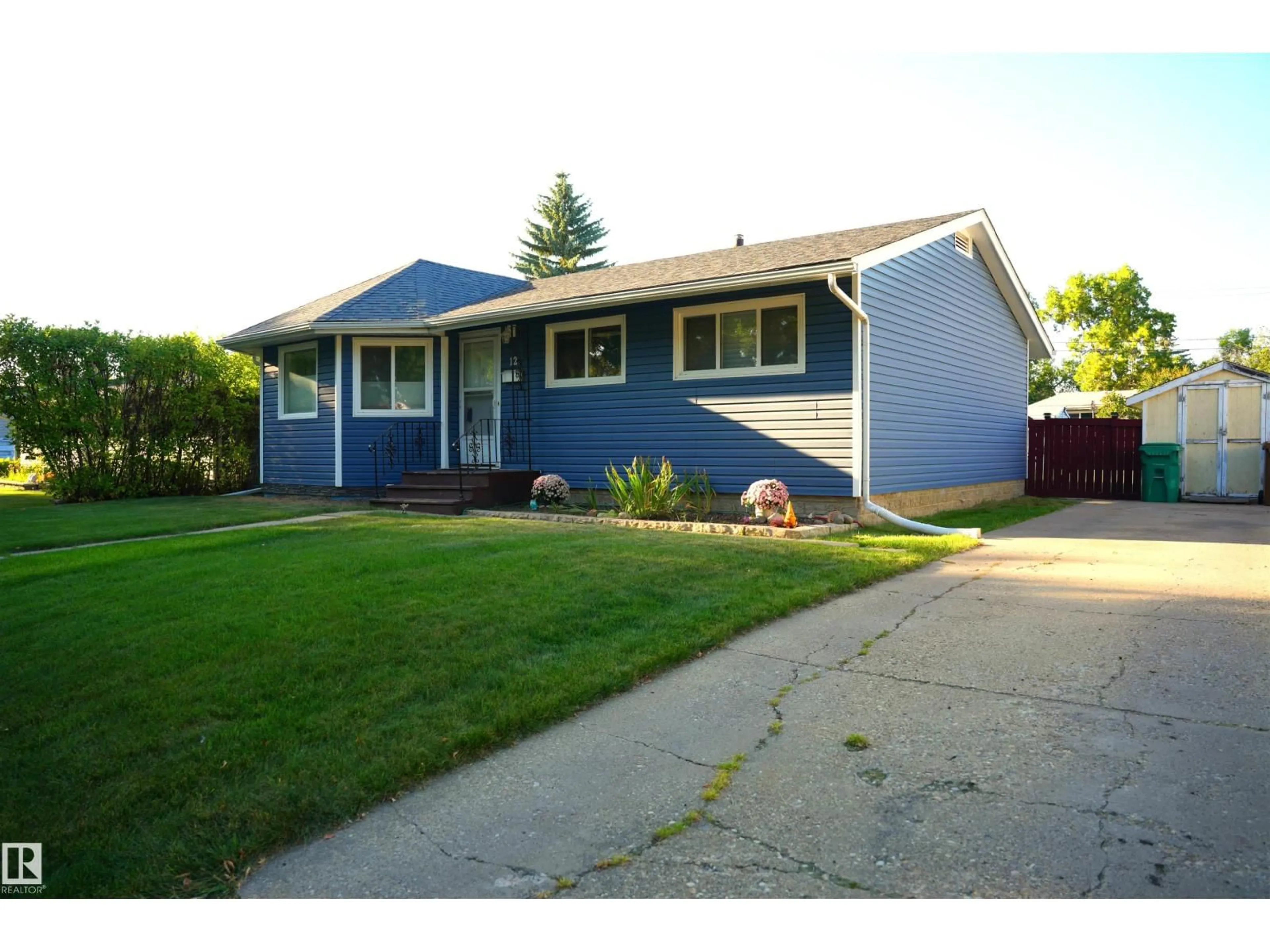 Home with vinyl exterior material, street for 12 GRANITE AV, St. Albert Alberta T8N0V4