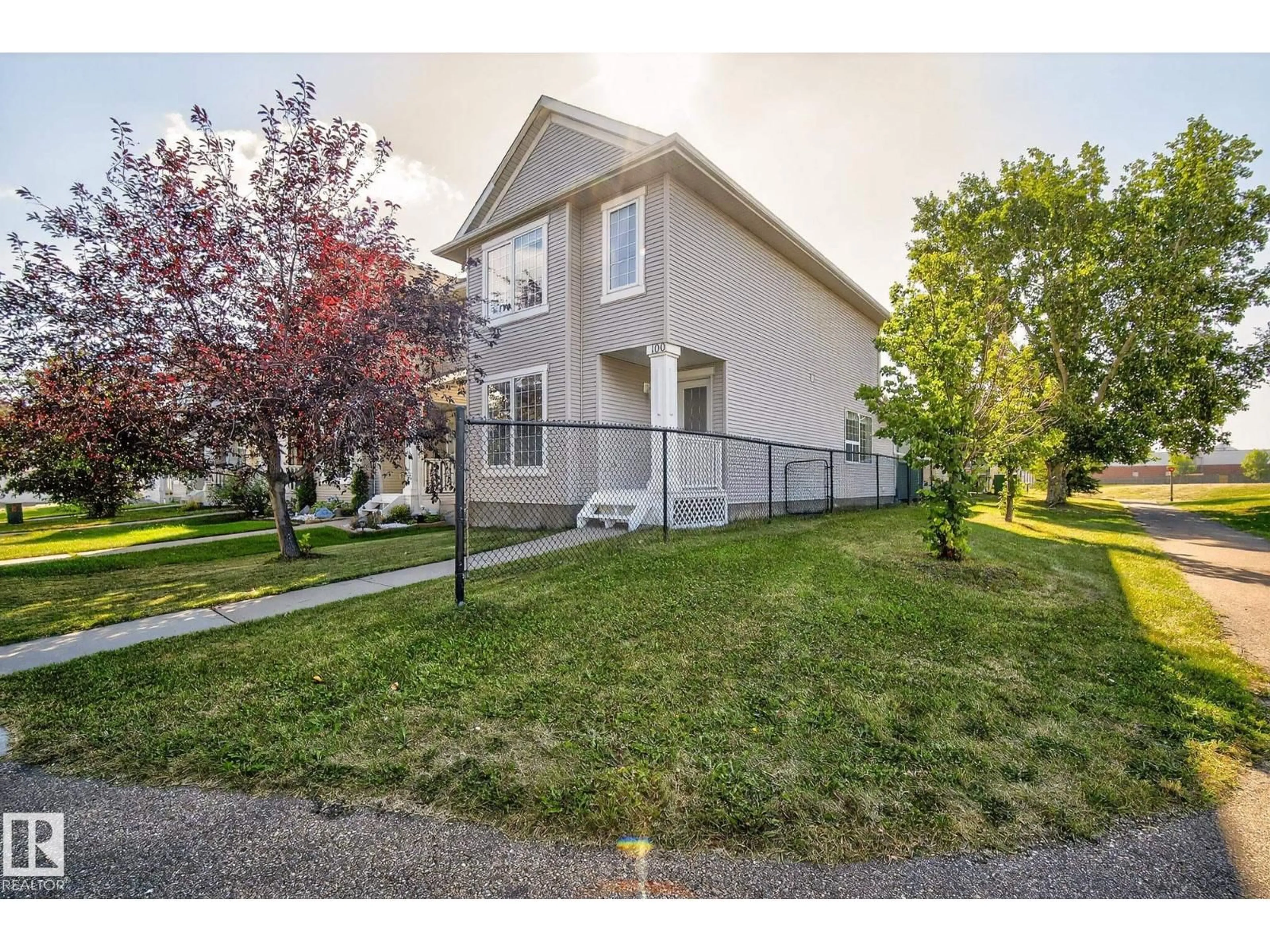 Home with vinyl exterior material, street for 100 BOTHWELL PL, Sherwood Park Alberta T8H2M6