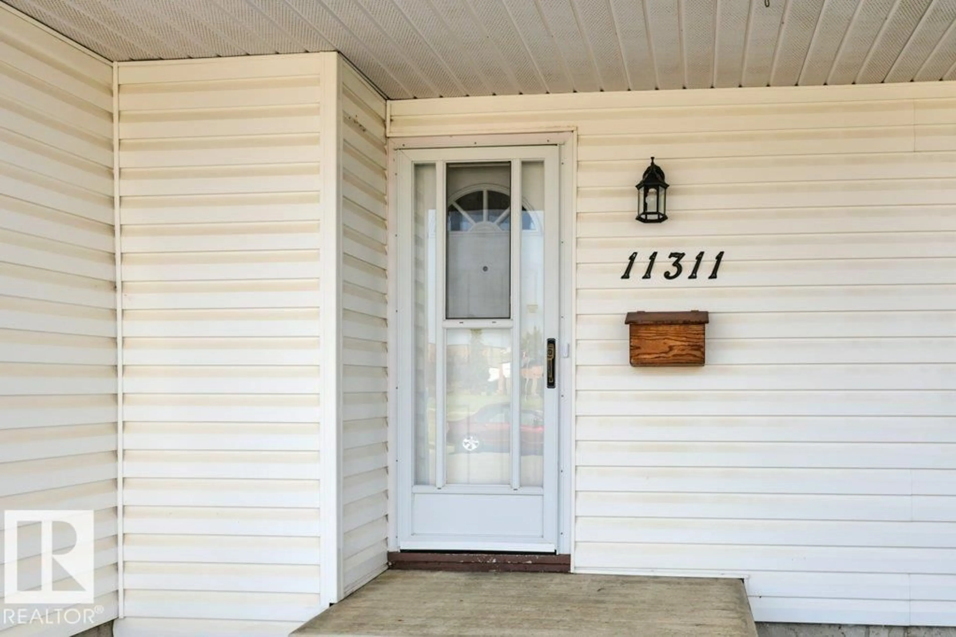 Indoor entryway for 11311 43 AV, Edmonton Alberta T6J0X9