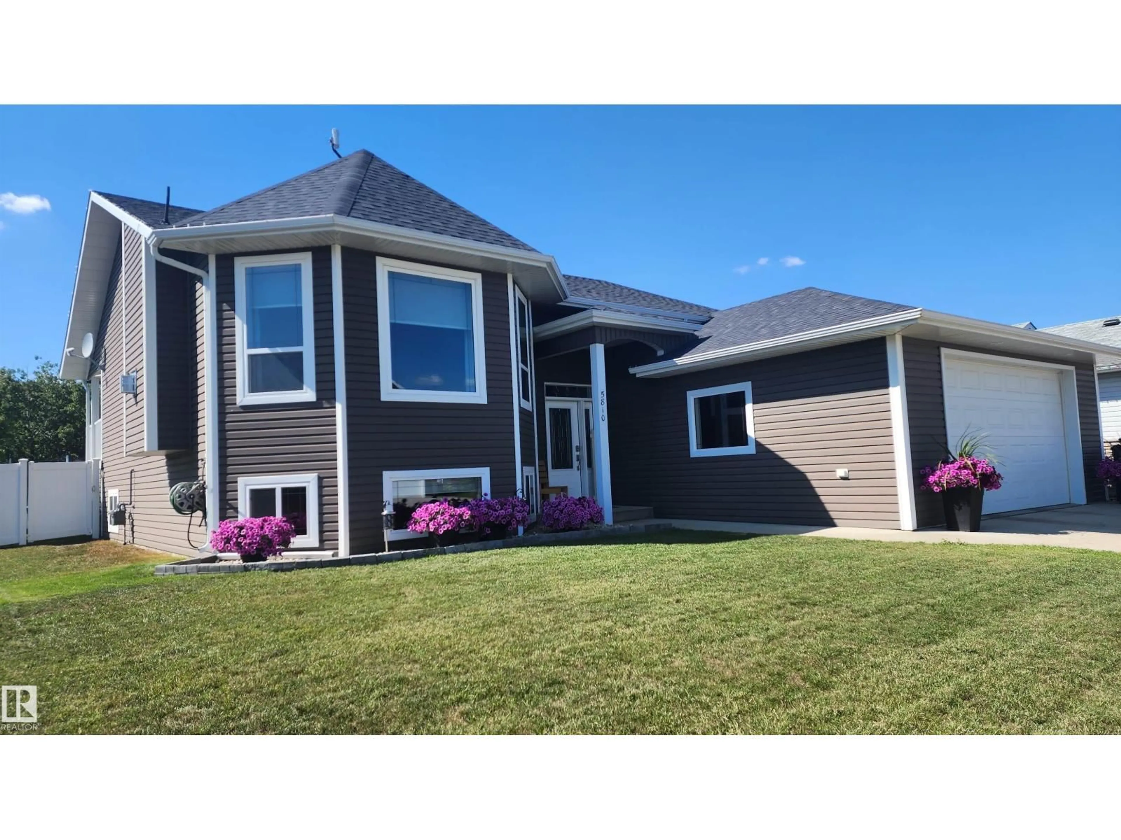 Home with vinyl exterior material, unknown for 5810 CENTENNIAL DR, Elk Point Alberta T0A1A0