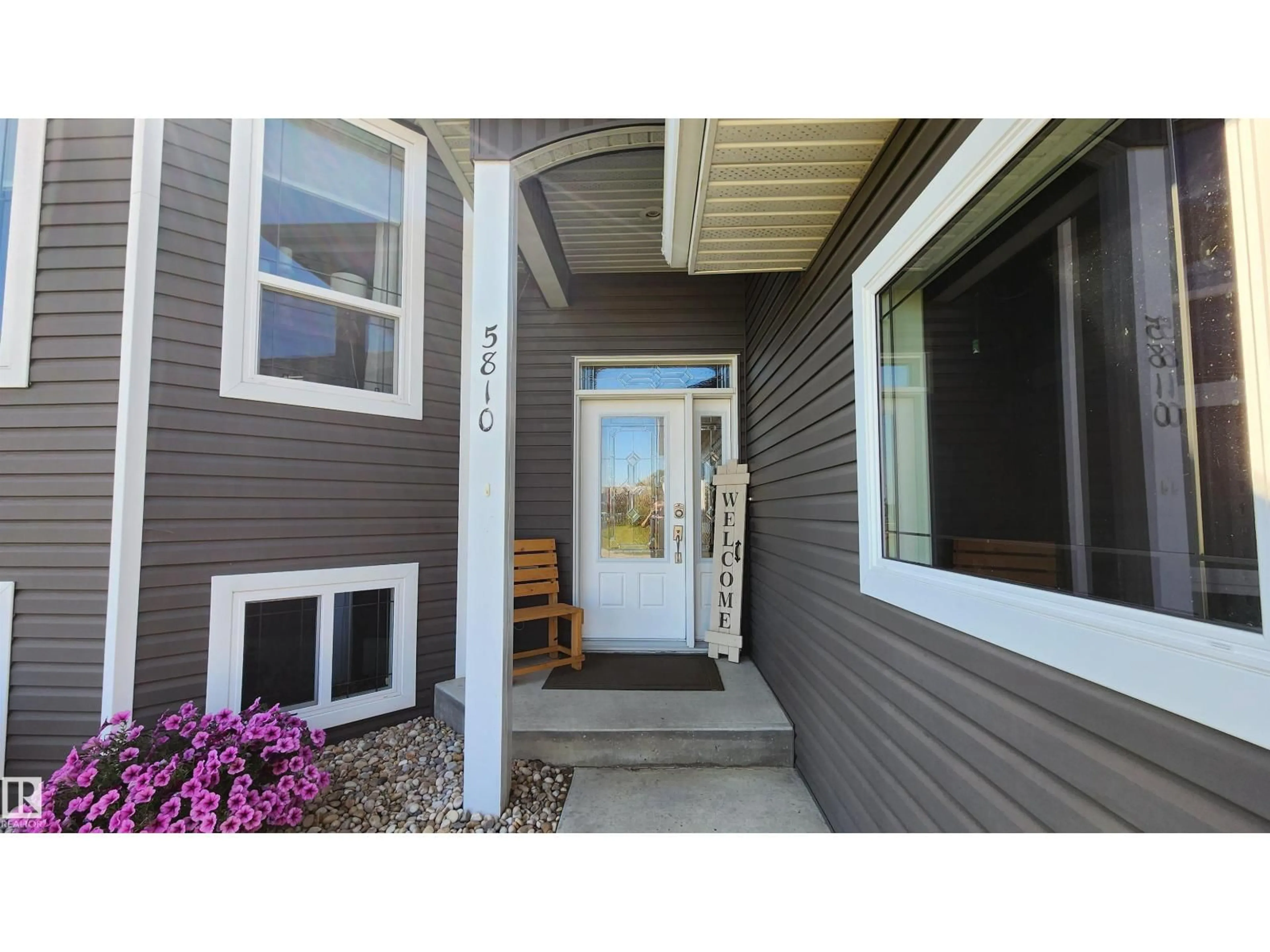 Indoor entryway for 5810 CENTENNIAL DR, Elk Point Alberta T0A1A0