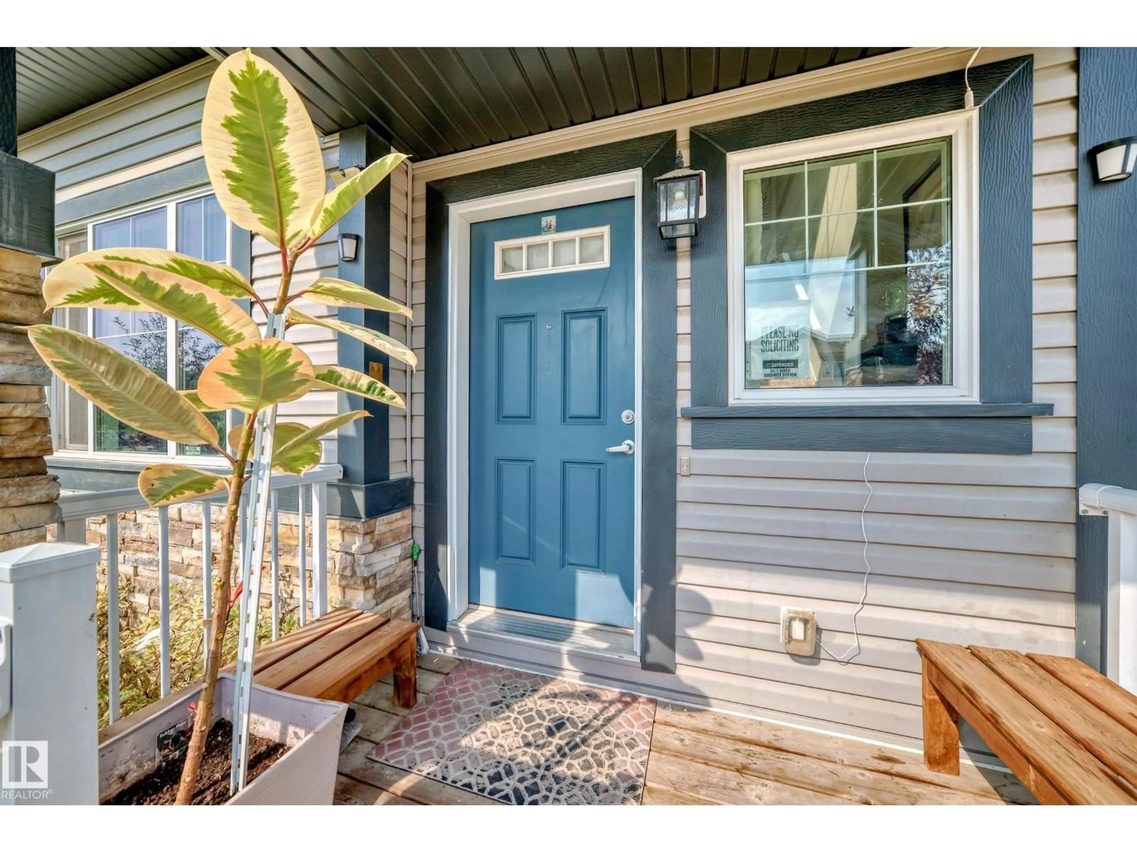 Indoor entryway for 1426 26 AV, Edmonton Alberta T6T0W1