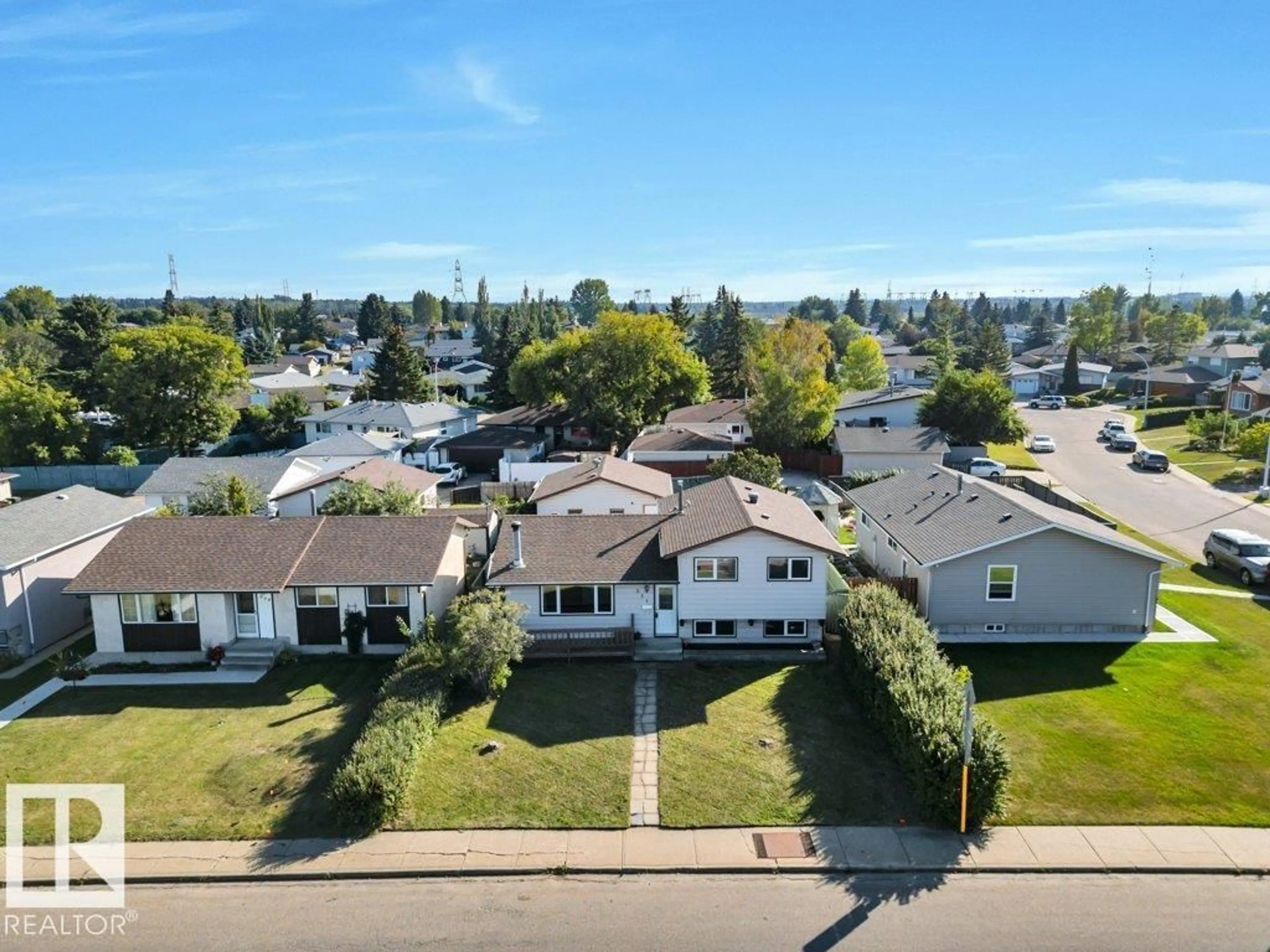 A pic from outside/outdoor area/front of a property/back of a property/a pic from drone, street for NW - 904 KNOTTWOOD S, Edmonton Alberta T6K3C3