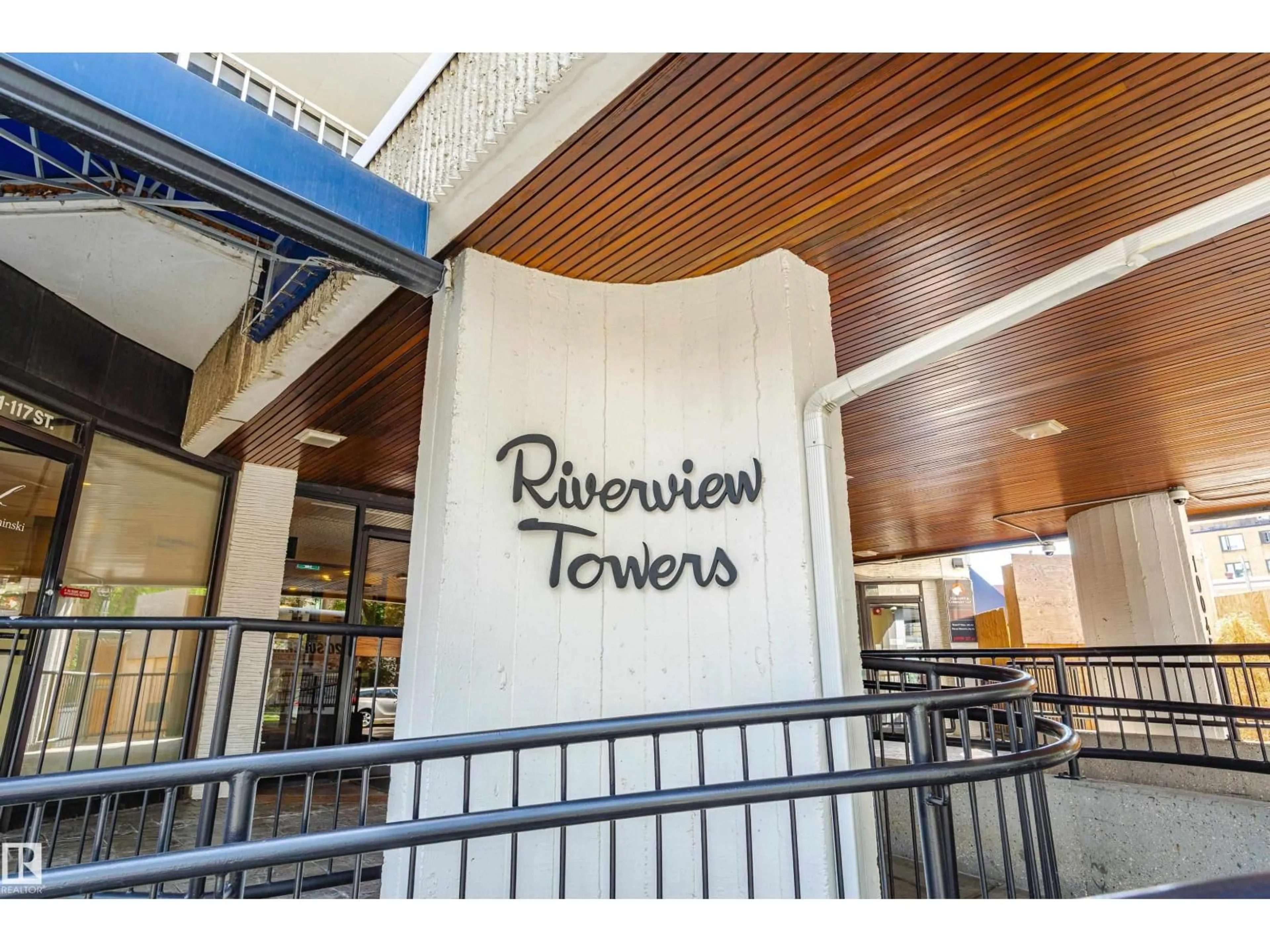 Indoor foyer for 1404 - 10045 117 ST, Edmonton Alberta T5K1W8