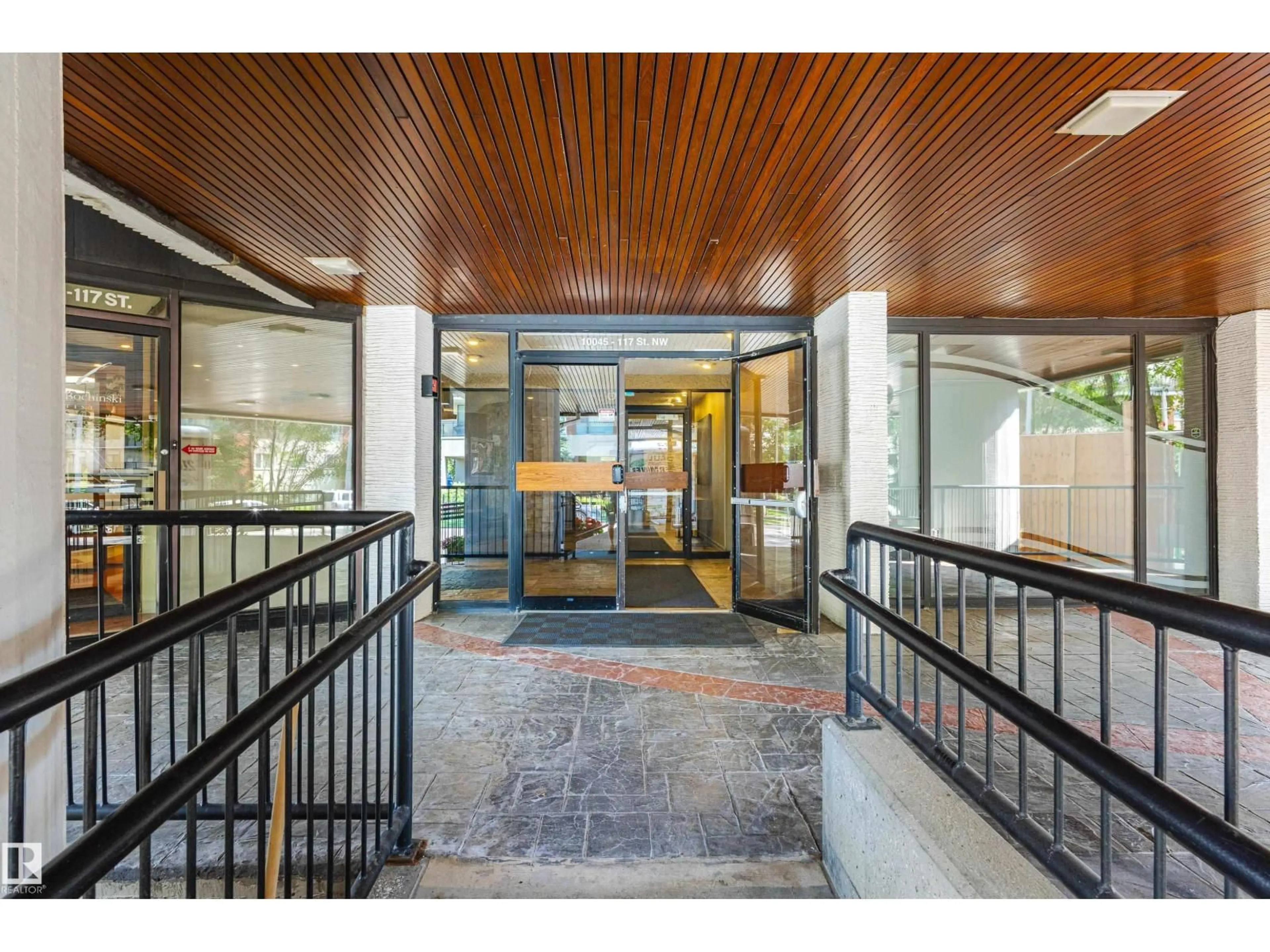 Indoor foyer for 1404 - 10045 117 ST, Edmonton Alberta T5K1W8