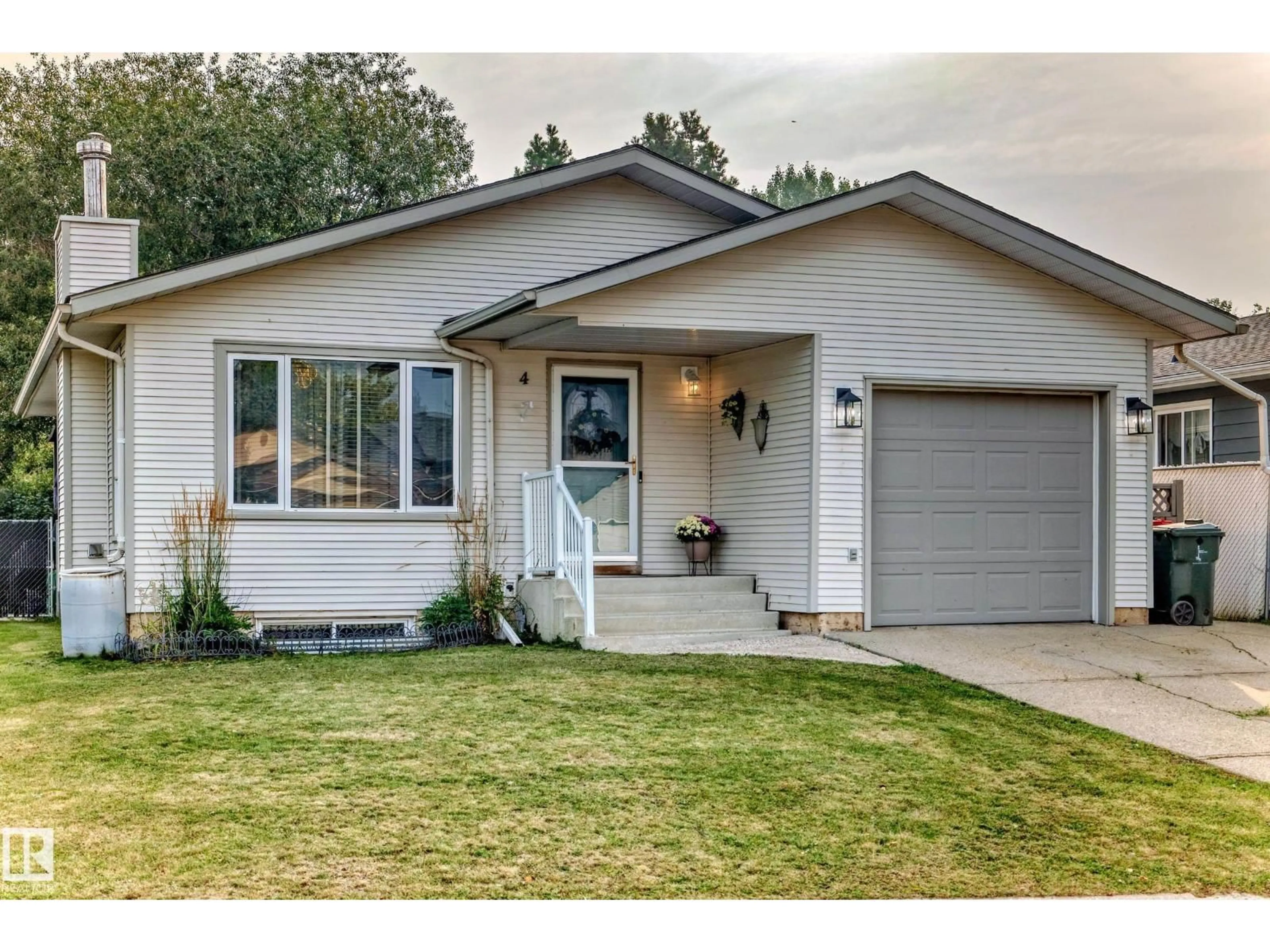 Home with vinyl exterior material, street for 4 GLENDALE CR, Stony Plain Alberta T7Z1A8