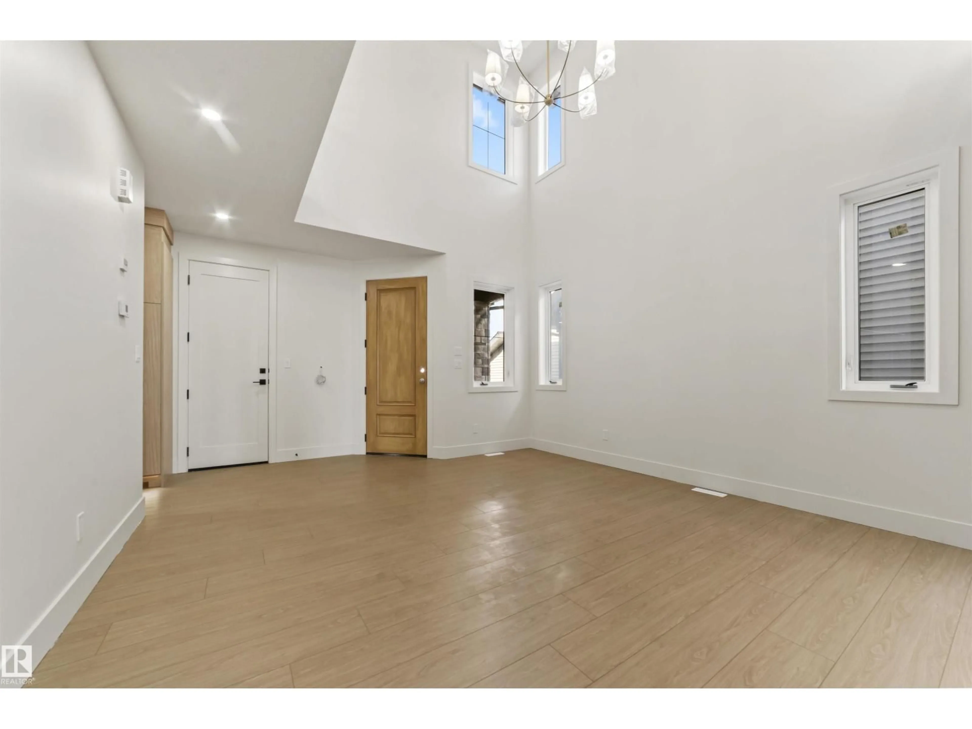 Indoor foyer for 9451 PEAR CRESCENT, Edmonton Alberta T6X2Z5
