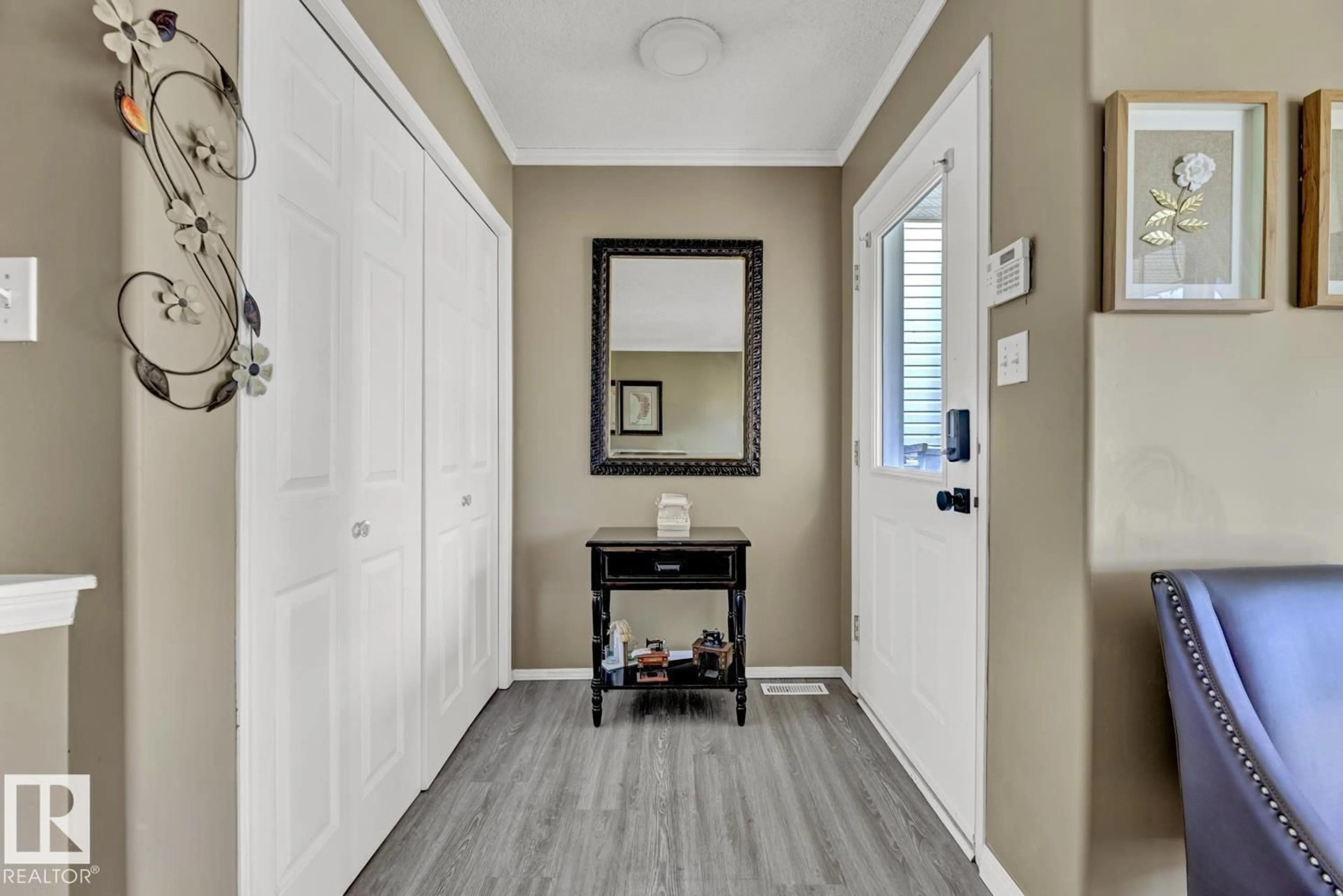 Indoor entryway for 657 GLENWRIGHT CR, Edmonton Alberta T5T6K6