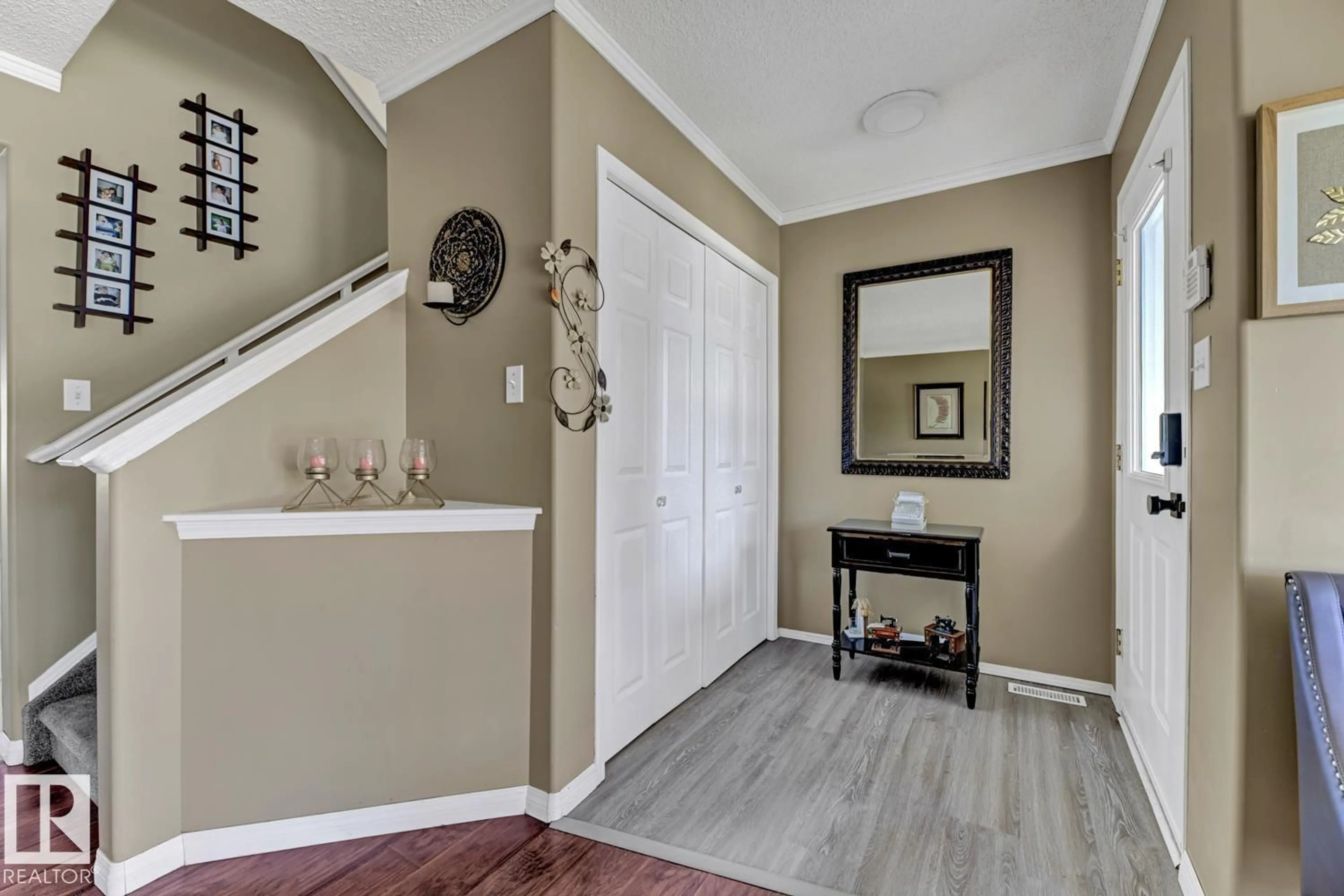 Indoor entryway for 657 GLENWRIGHT CR, Edmonton Alberta T5T6K6