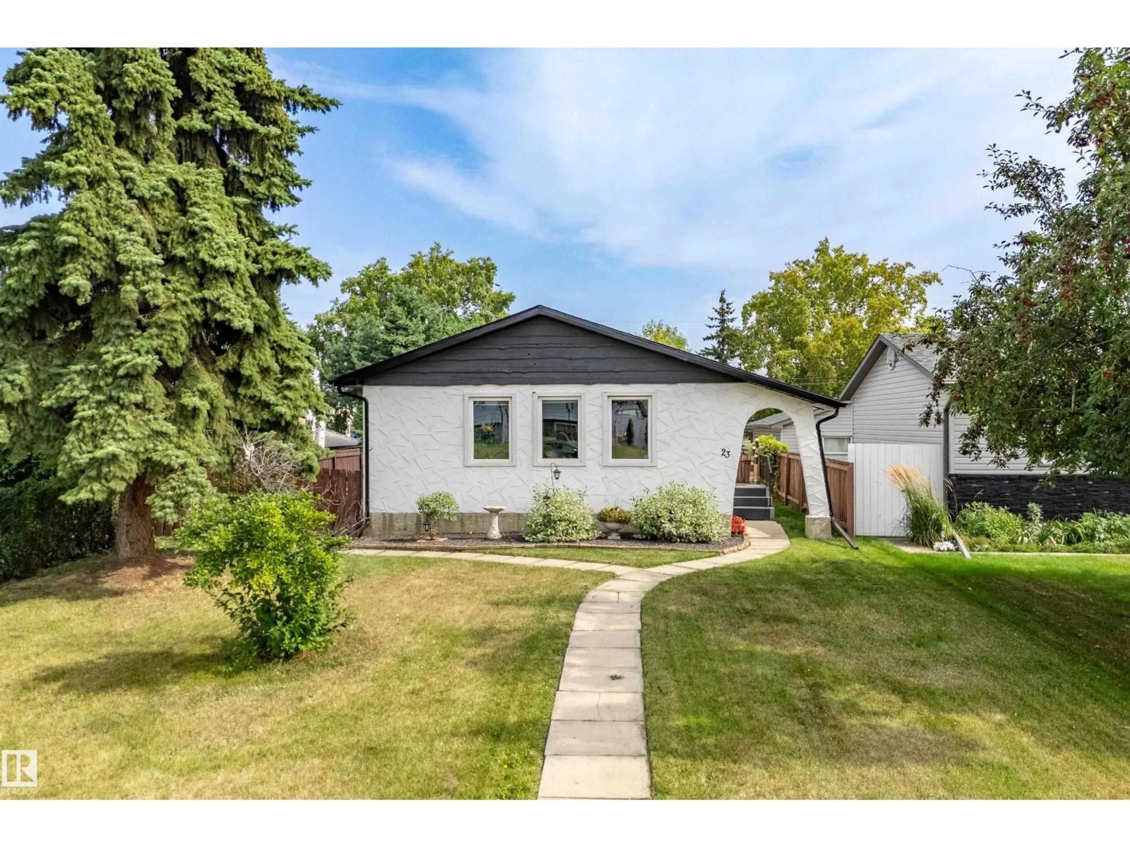 Home with vinyl exterior material, street for 23 LINDEN ST, Spruce Grove Alberta T7X2G6