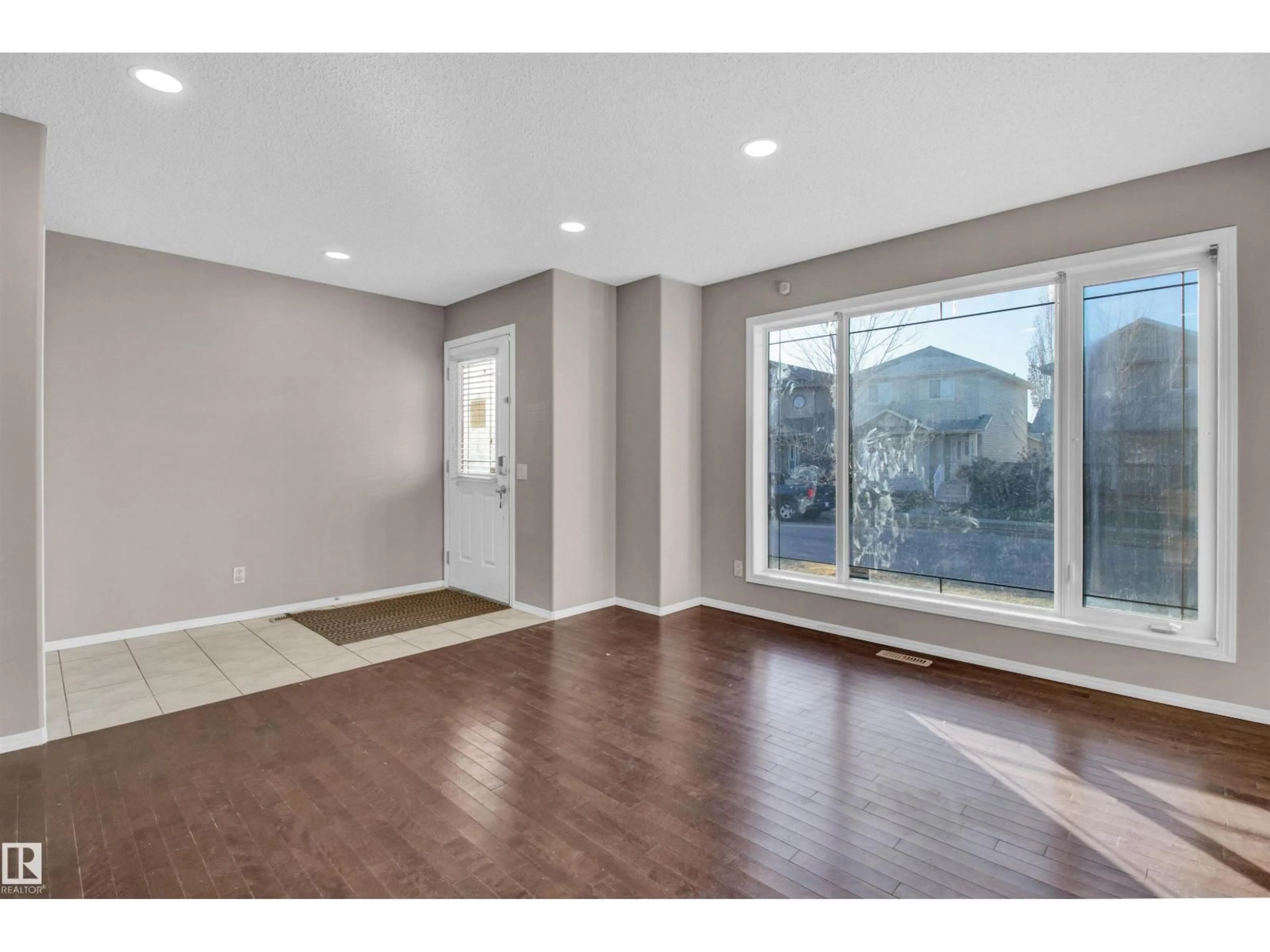 Indoor entryway for 17951 85 ST, Edmonton Alberta T5Z0E4