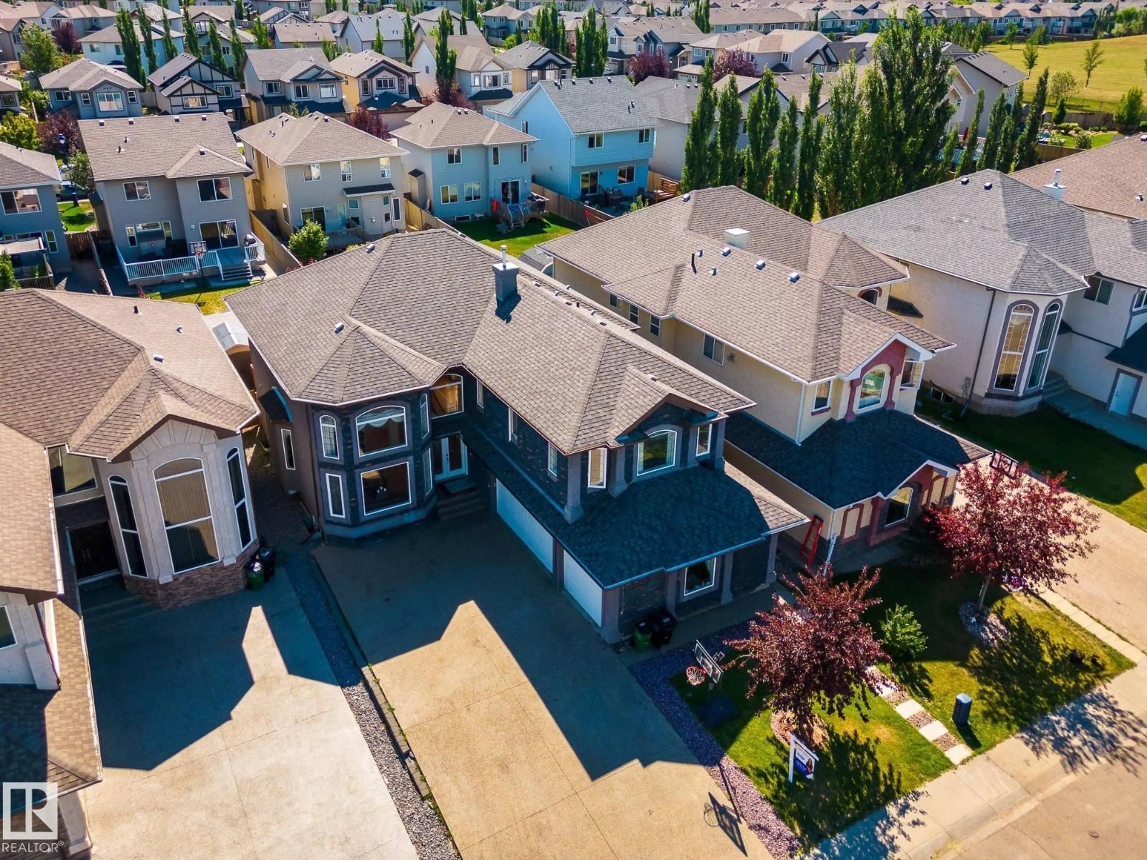 A pic from outside/outdoor area/front of a property/back of a property/a pic from drone, unknown for 6819 18 AV, Edmonton Alberta T6X0C9