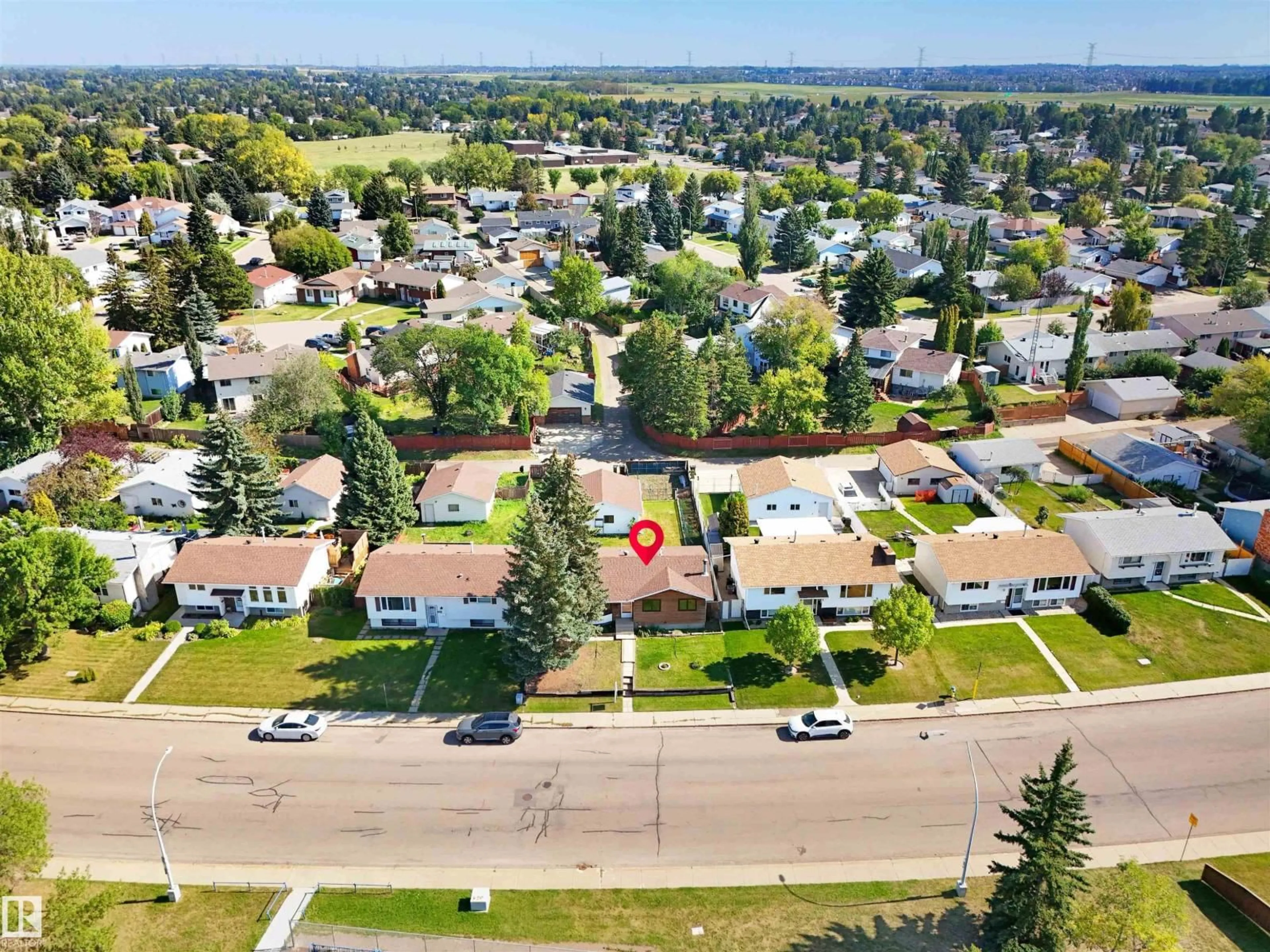 A pic from outside/outdoor area/front of a property/back of a property/a pic from drone, street for NW - 1415 80 ST, Edmonton Alberta T6K2R3