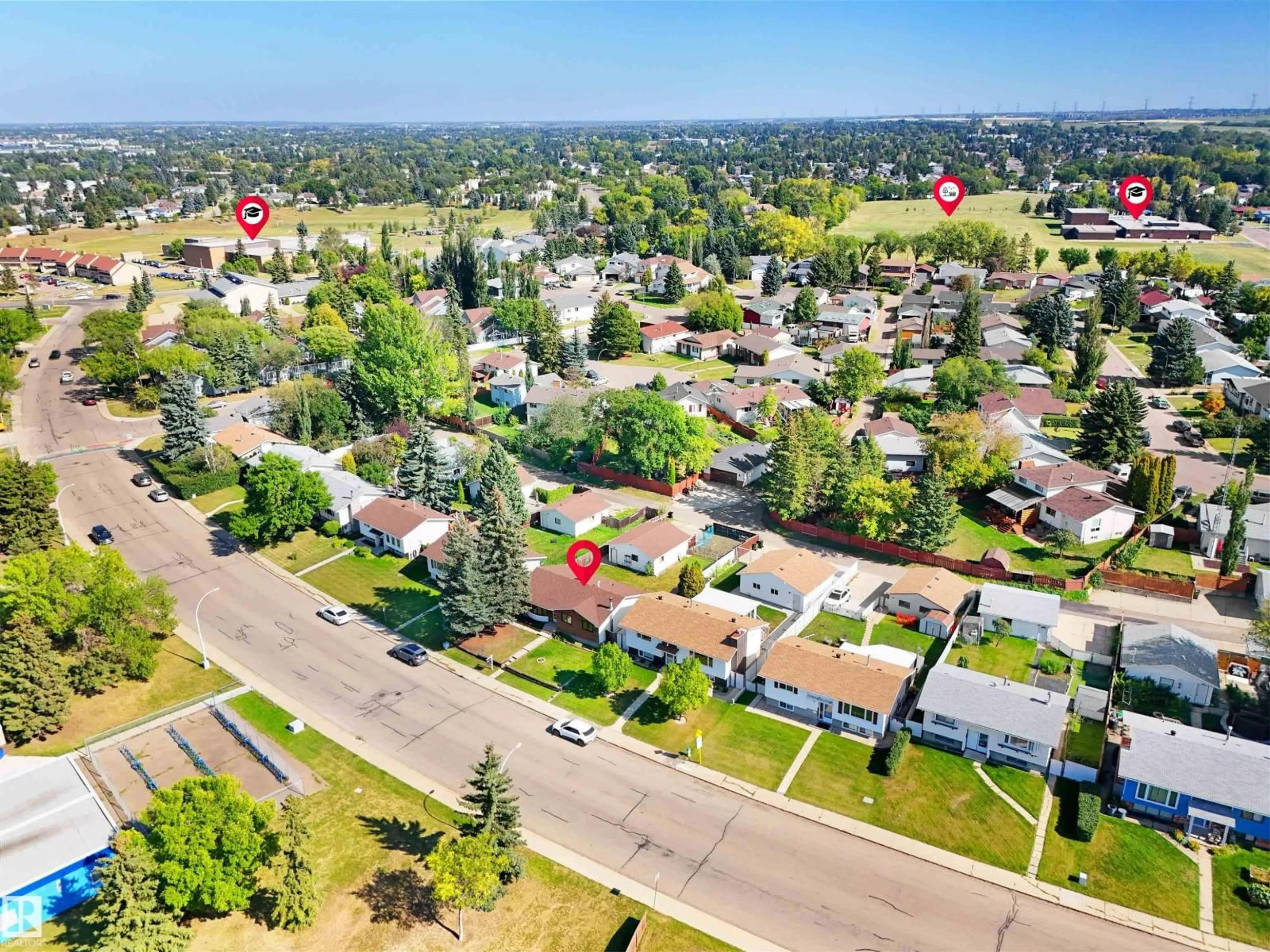 A pic from outside/outdoor area/front of a property/back of a property/a pic from drone, street for NW - 1415 80 ST, Edmonton Alberta T6K2R3
