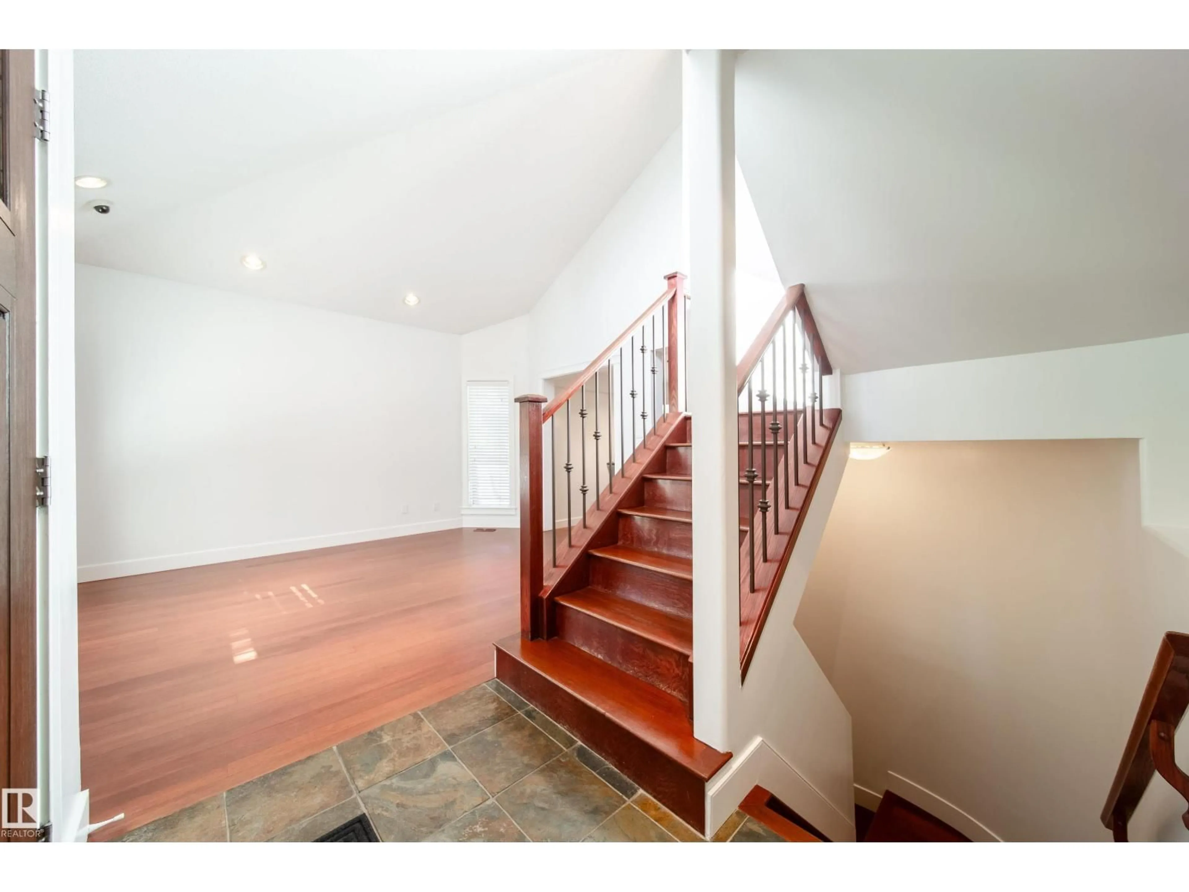 Indoor foyer for 89 DUFFERIN ST, St. Albert Alberta T8N5R7