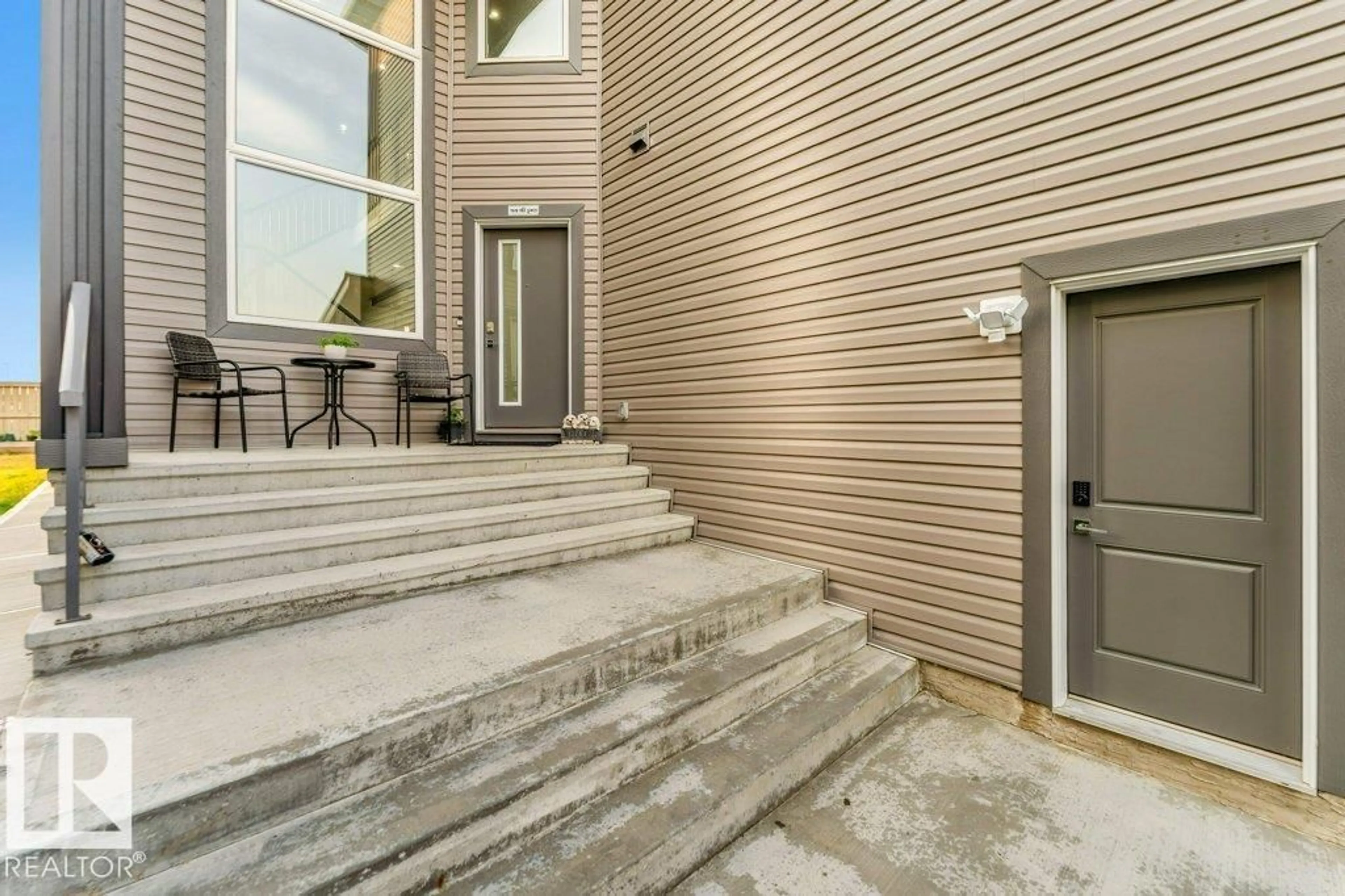 Patio, street for 1522 17 AV, Edmonton Alberta T6T2R9