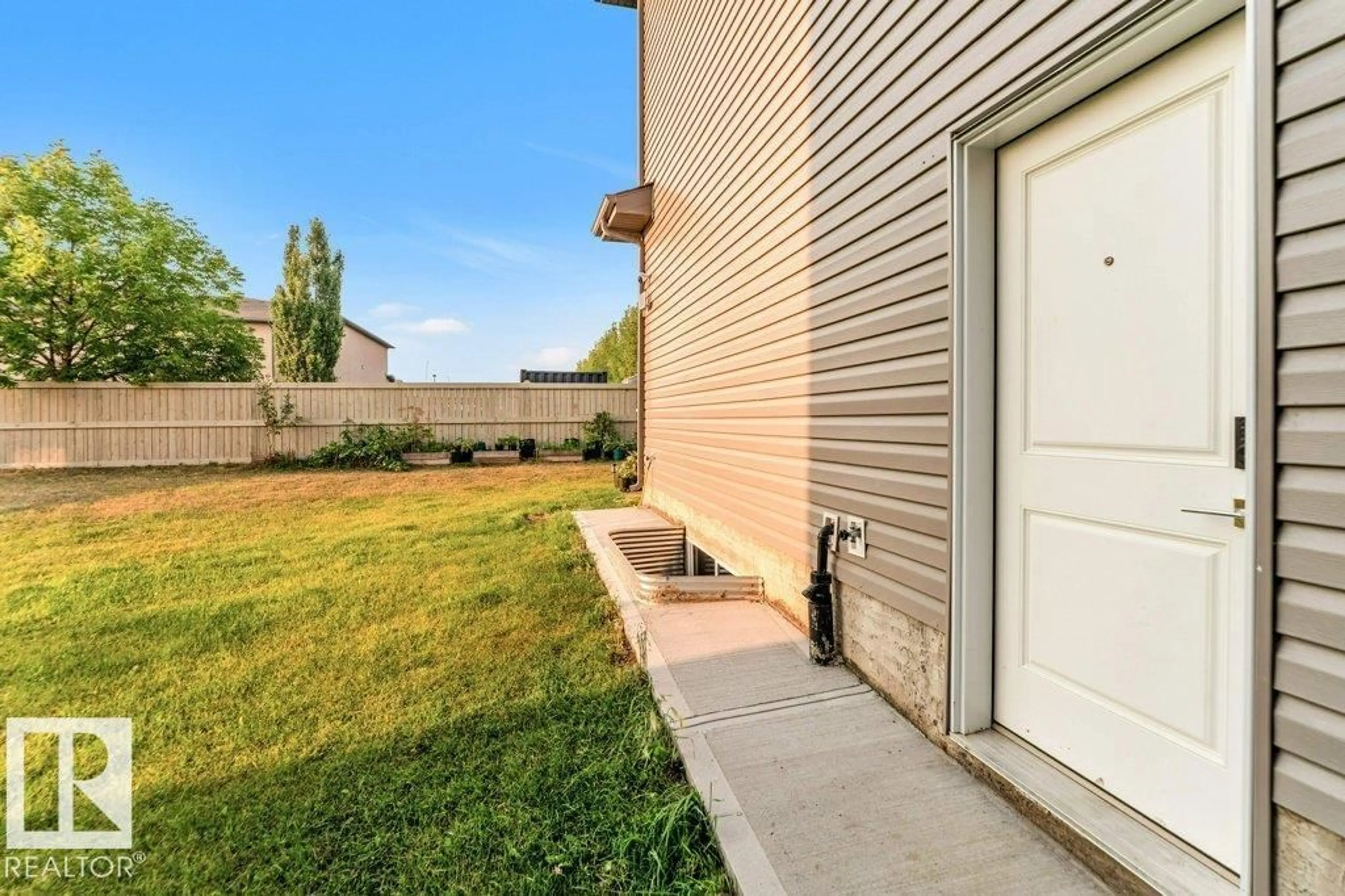 Patio, street for 1522 17 AV, Edmonton Alberta T6T2R9