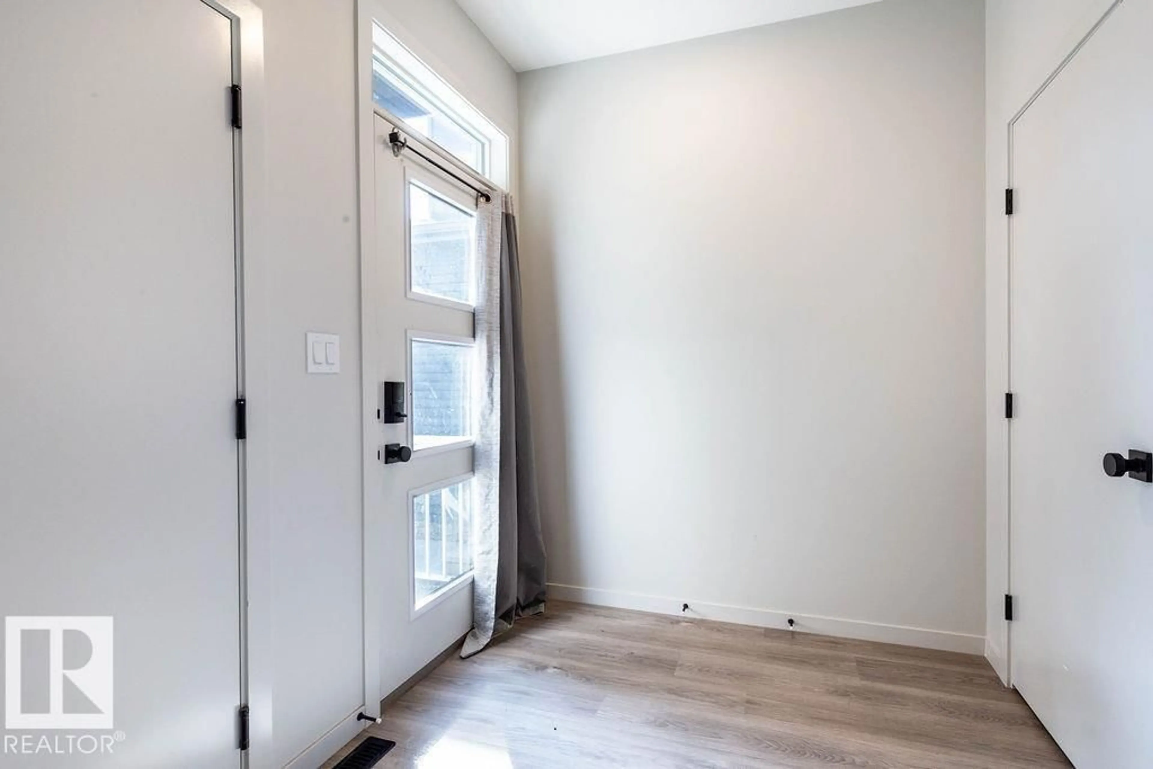 Indoor entryway for 3317 KULAY WY, Edmonton Alberta T6W5E7