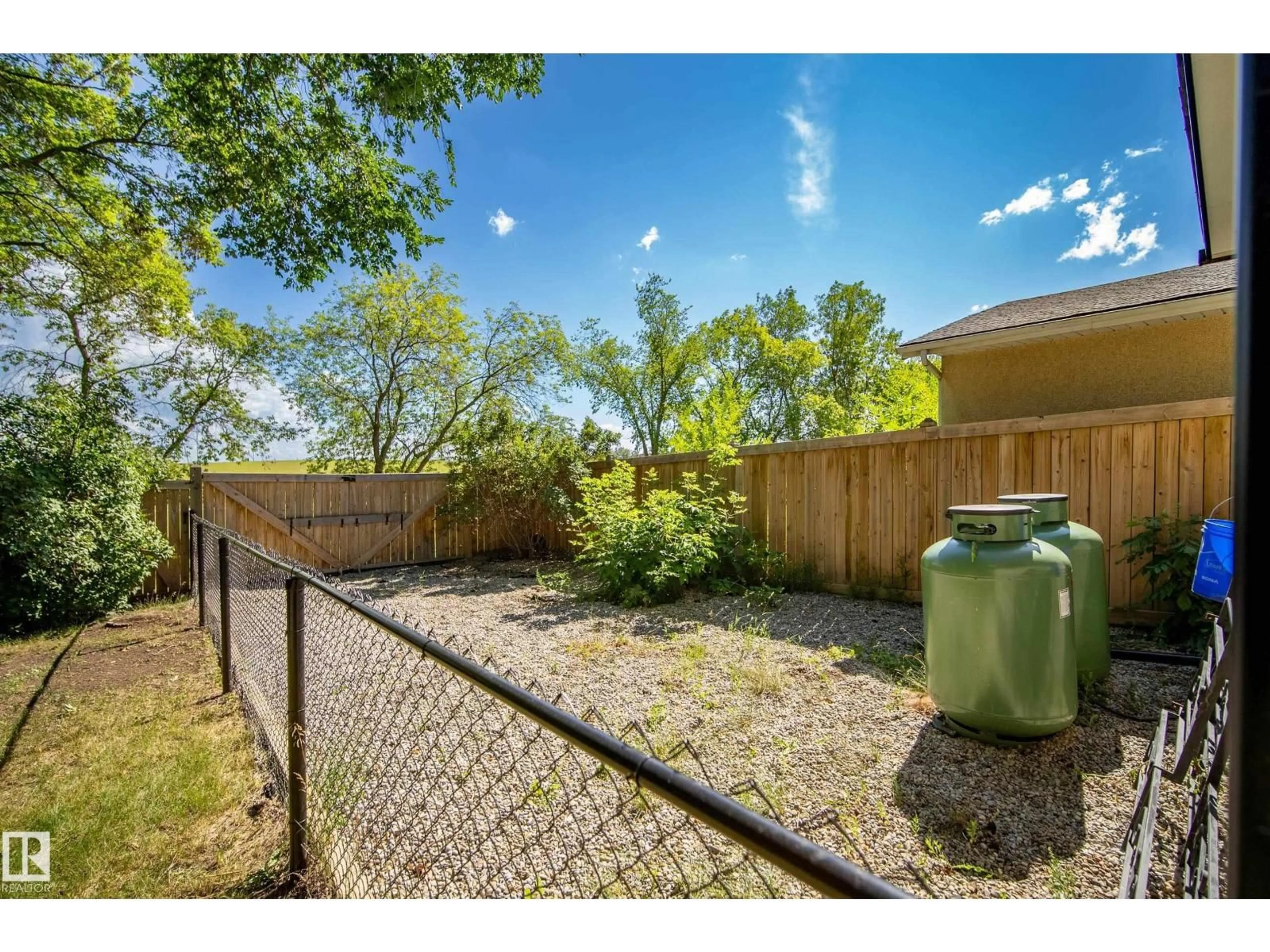 Patio, unknown for 8937 92 AV, Fort Saskatchewan Alberta T8L1A3