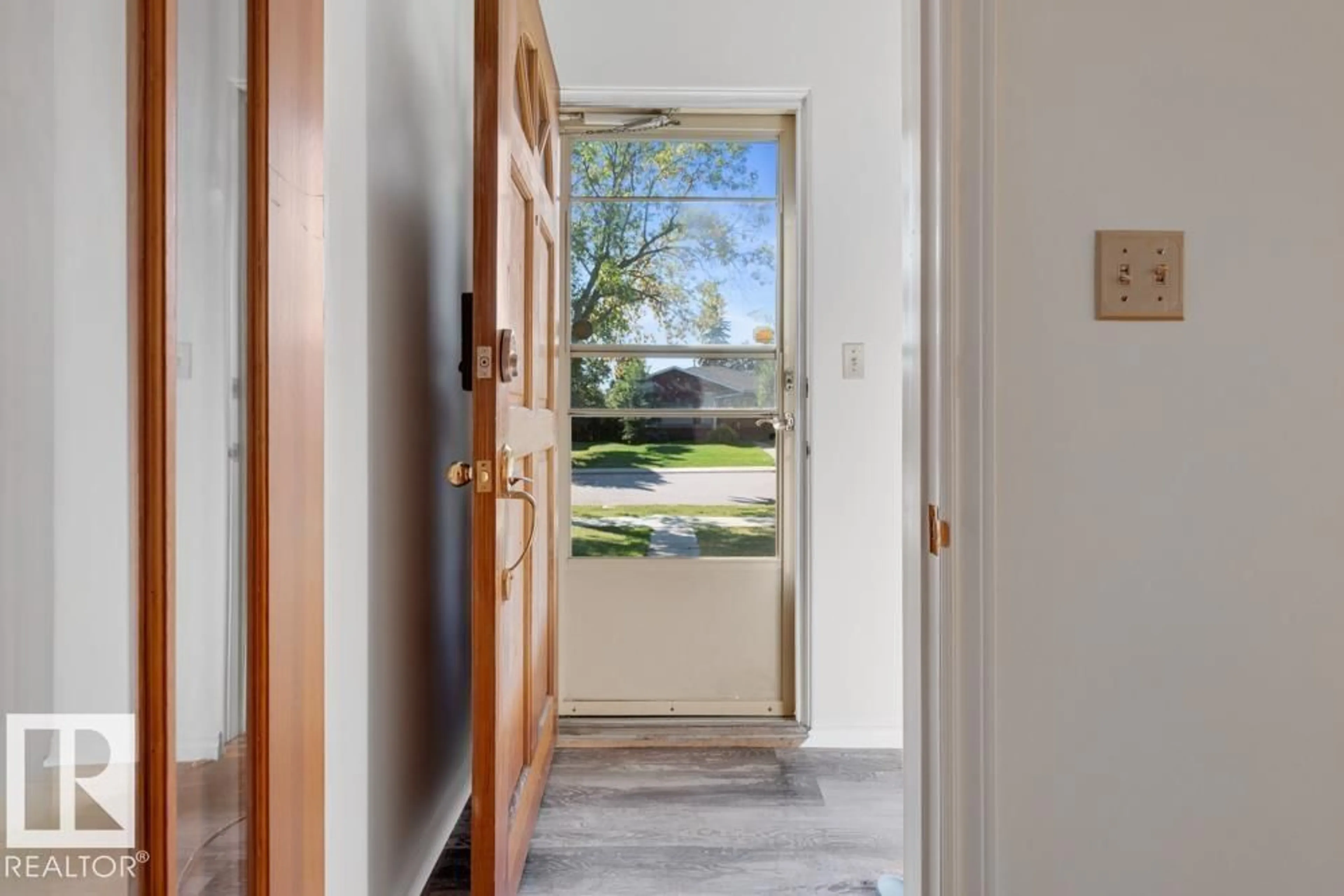 Indoor entryway for 10408 116 AV, Edmonton Alberta T5G0M3