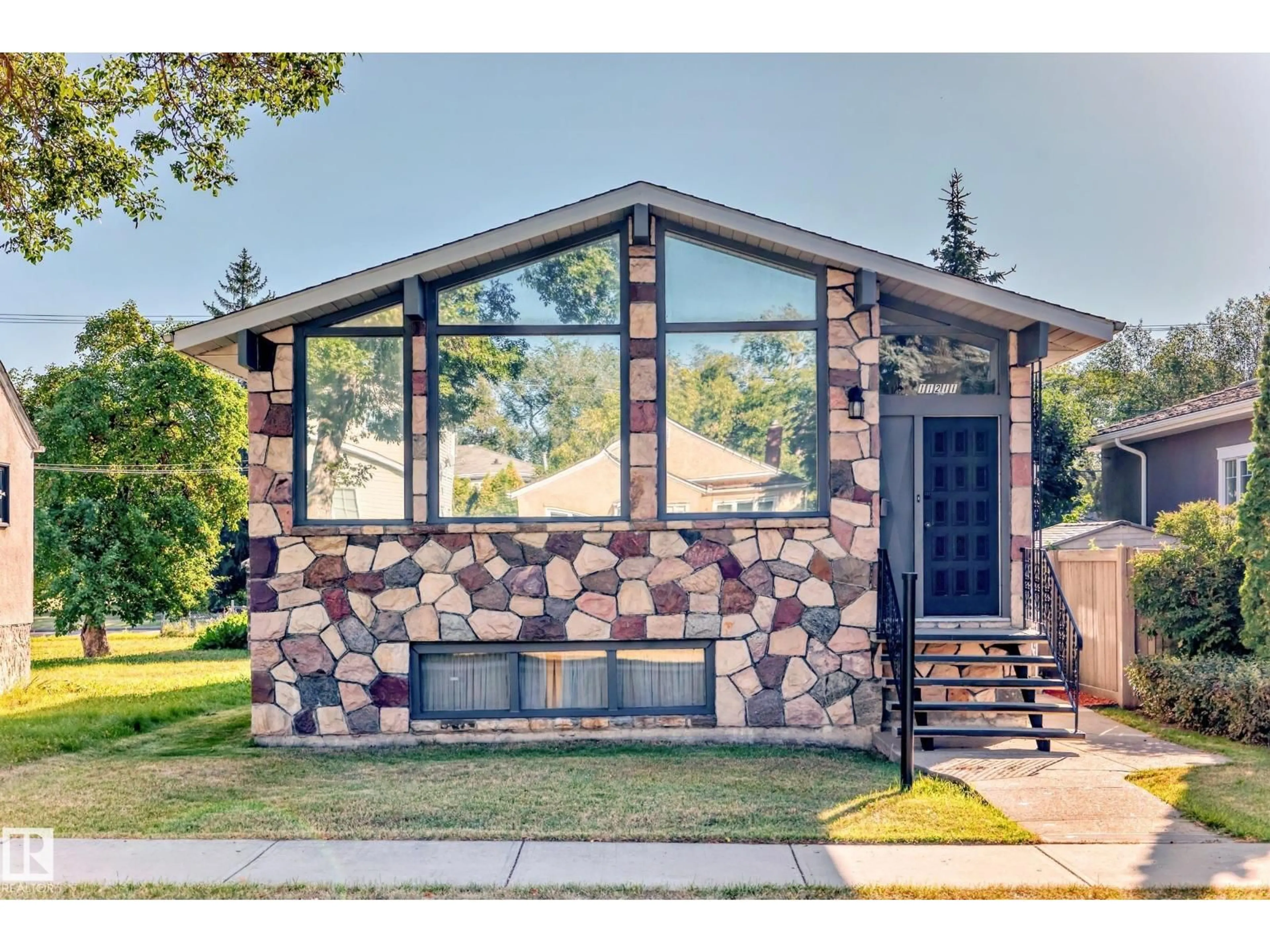 Home with vinyl exterior material, unknown for NW - 11211 79 ST, Edmonton Alberta T5B2J8