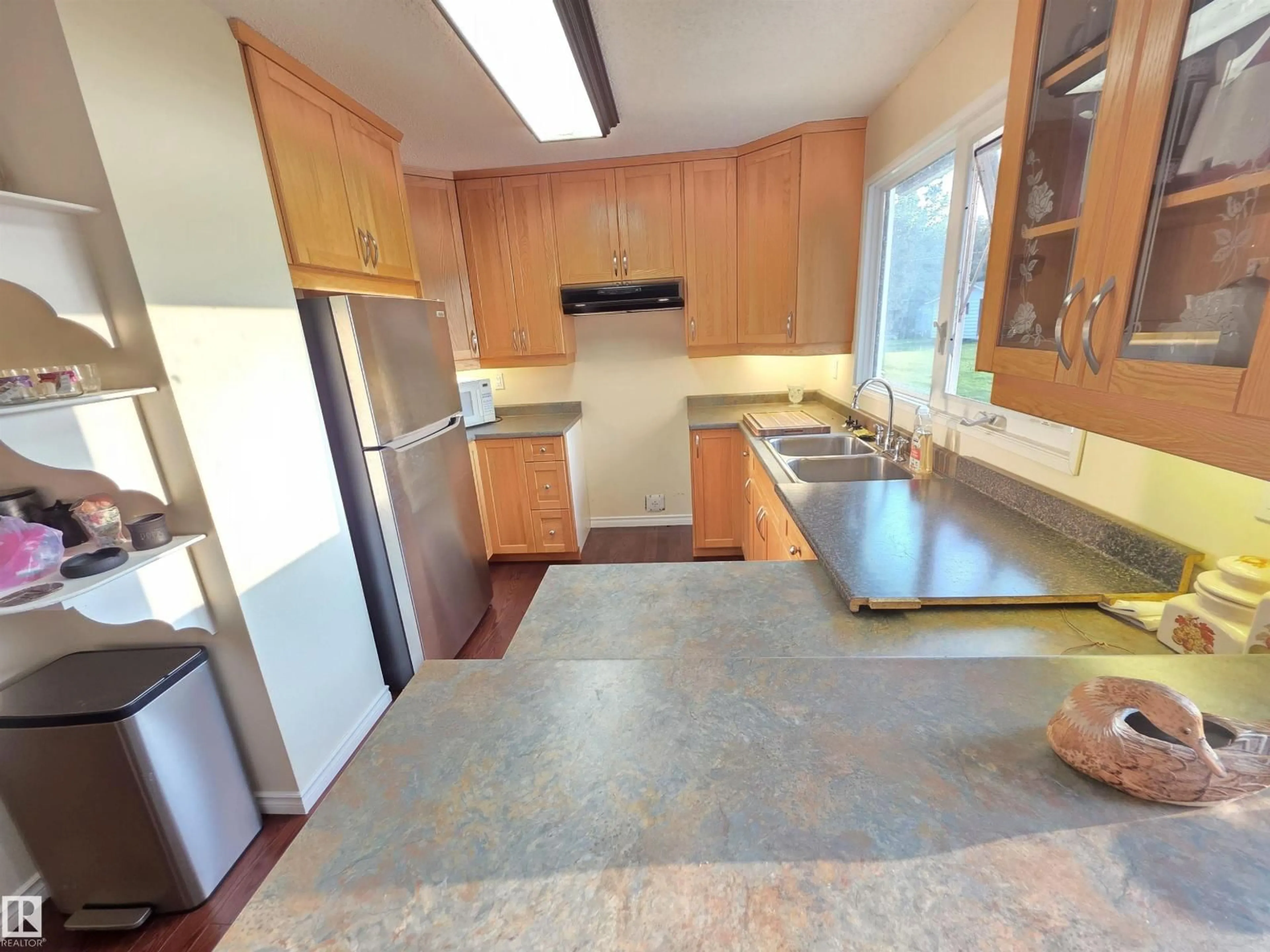 Standard kitchen, unknown for 56418 RGE ROAD 35, Rural Lac Ste. Anne County Alberta T0E1A0