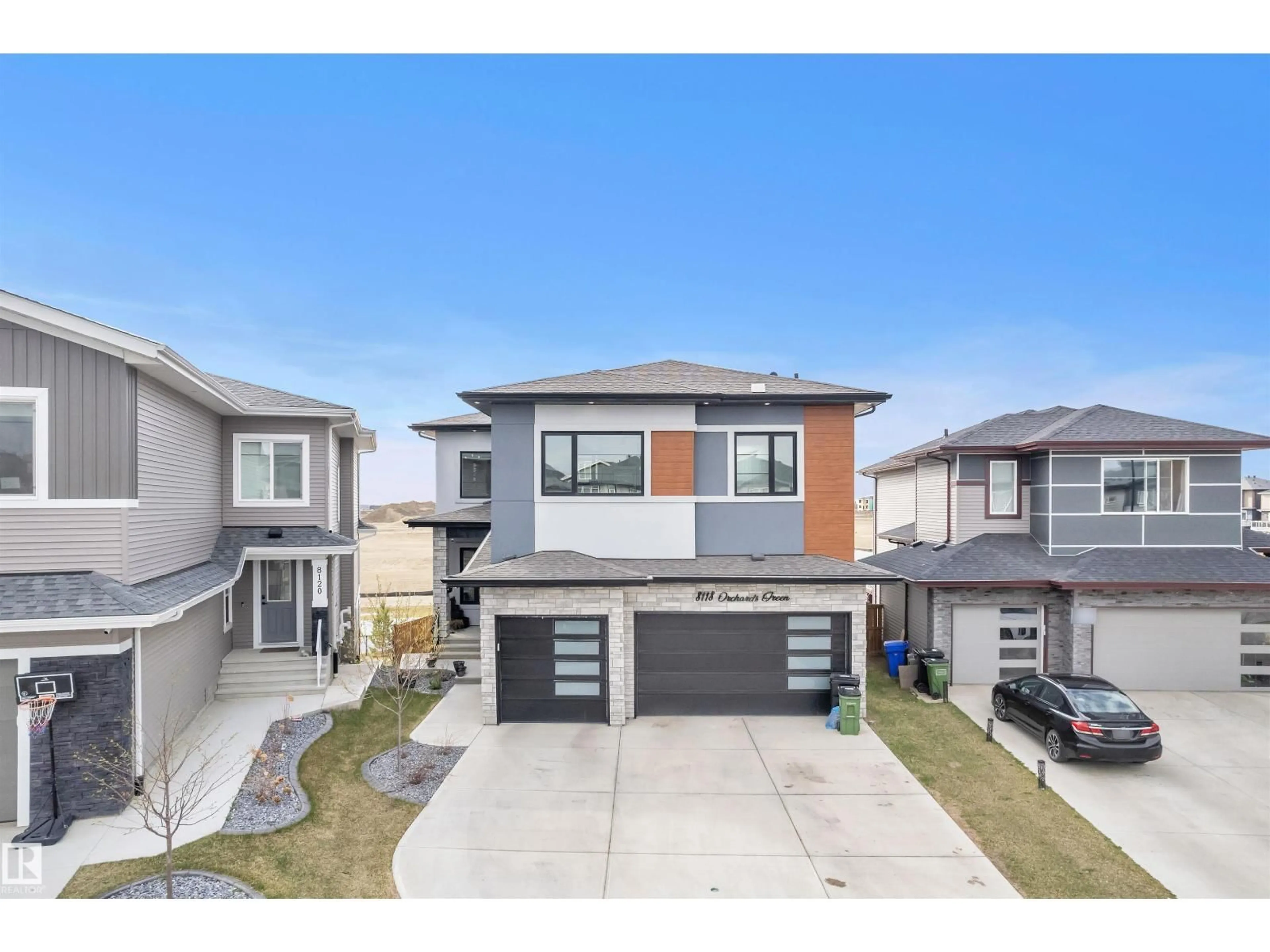 A pic from outside/outdoor area/front of a property/back of a property/a pic from drone, street for SW - 8118 ORCHARDS GREEN GR, Edmonton Alberta T6X2N5