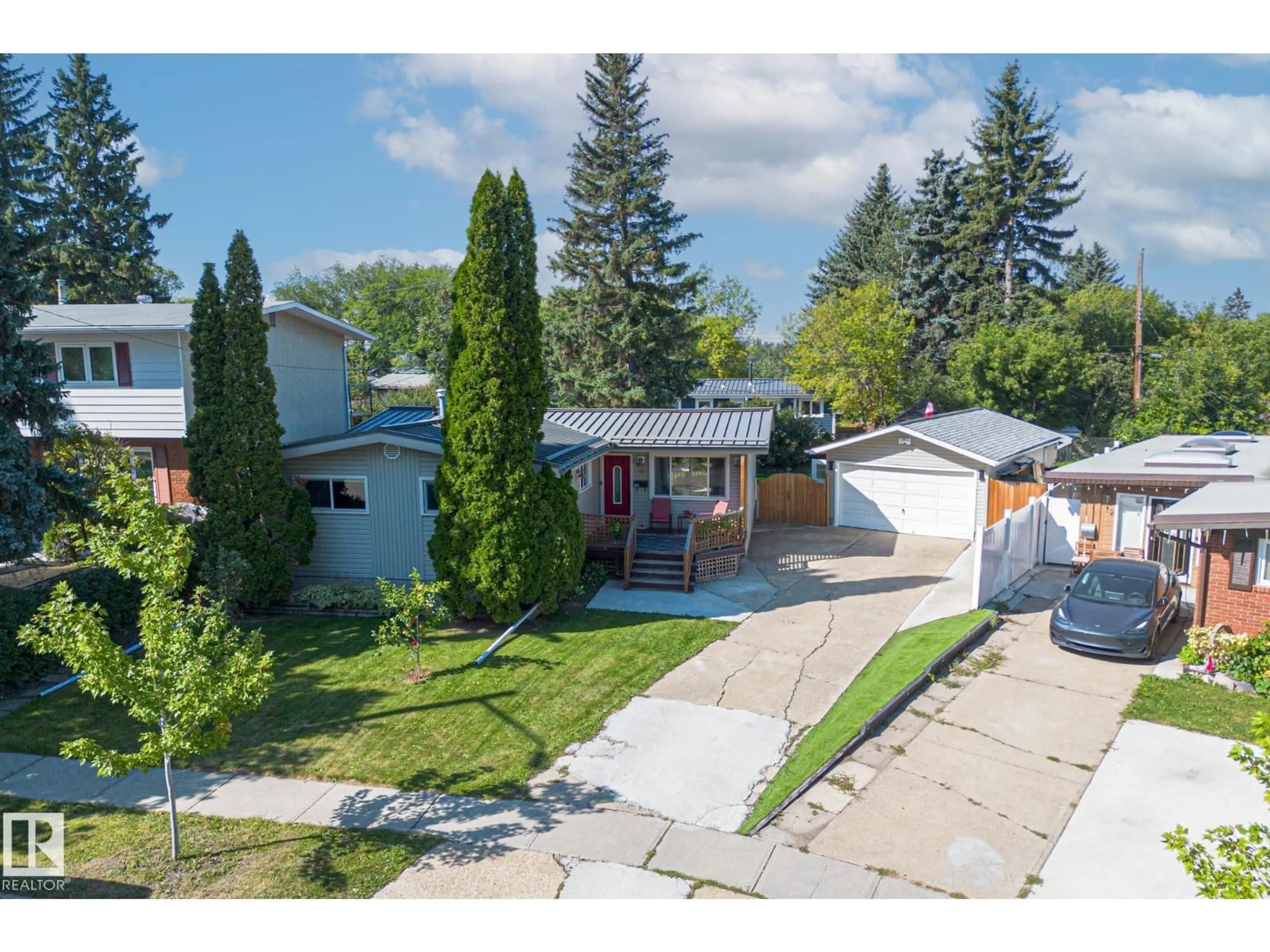 A pic from outside/outdoor area/front of a property/back of a property/a pic from drone, street for 13 GRANTHAM PL, St. Albert Alberta T8N0W8