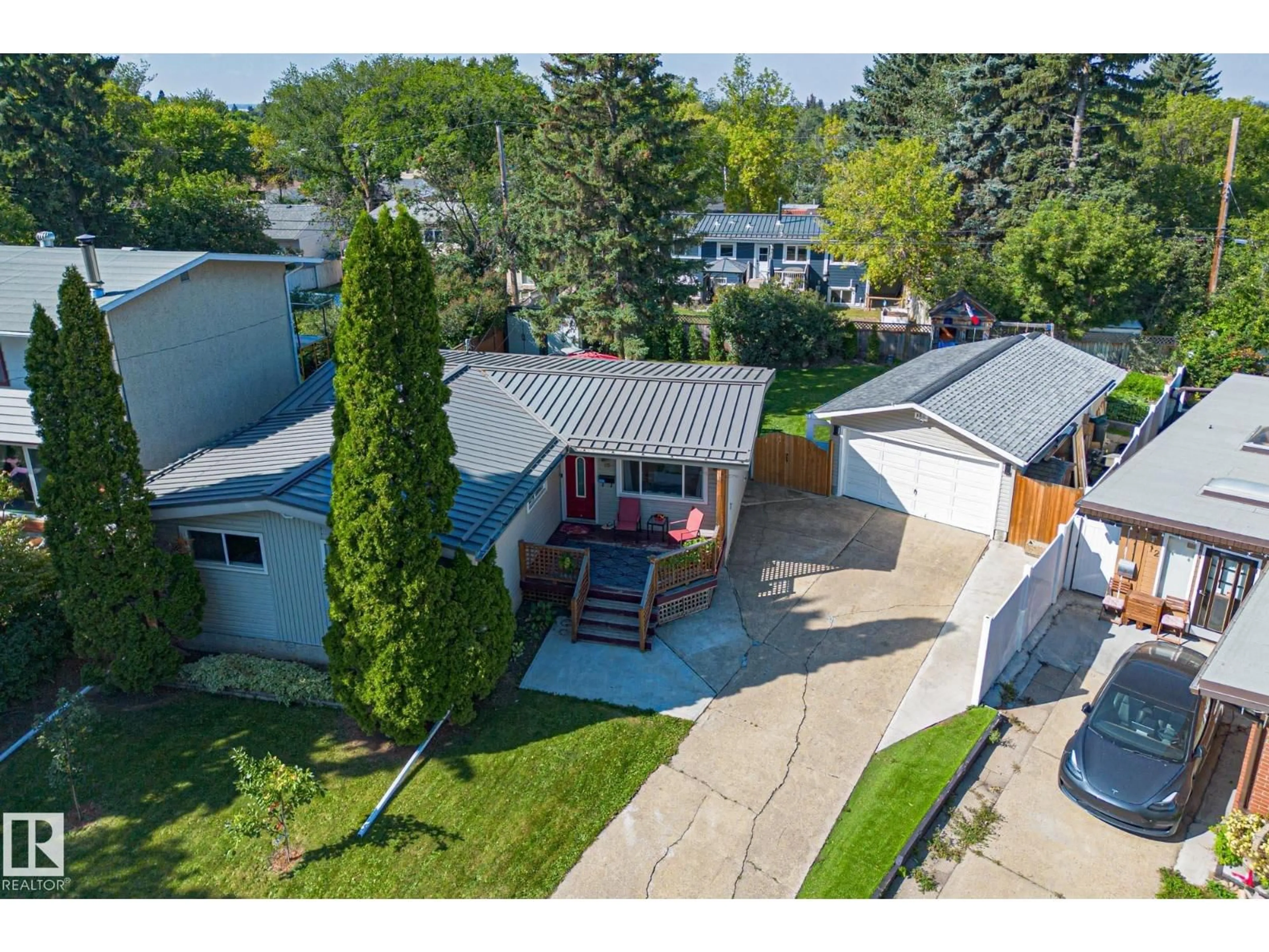 A pic from outside/outdoor area/front of a property/back of a property/a pic from drone, street for 13 GRANTHAM PL, St. Albert Alberta T8N0W8