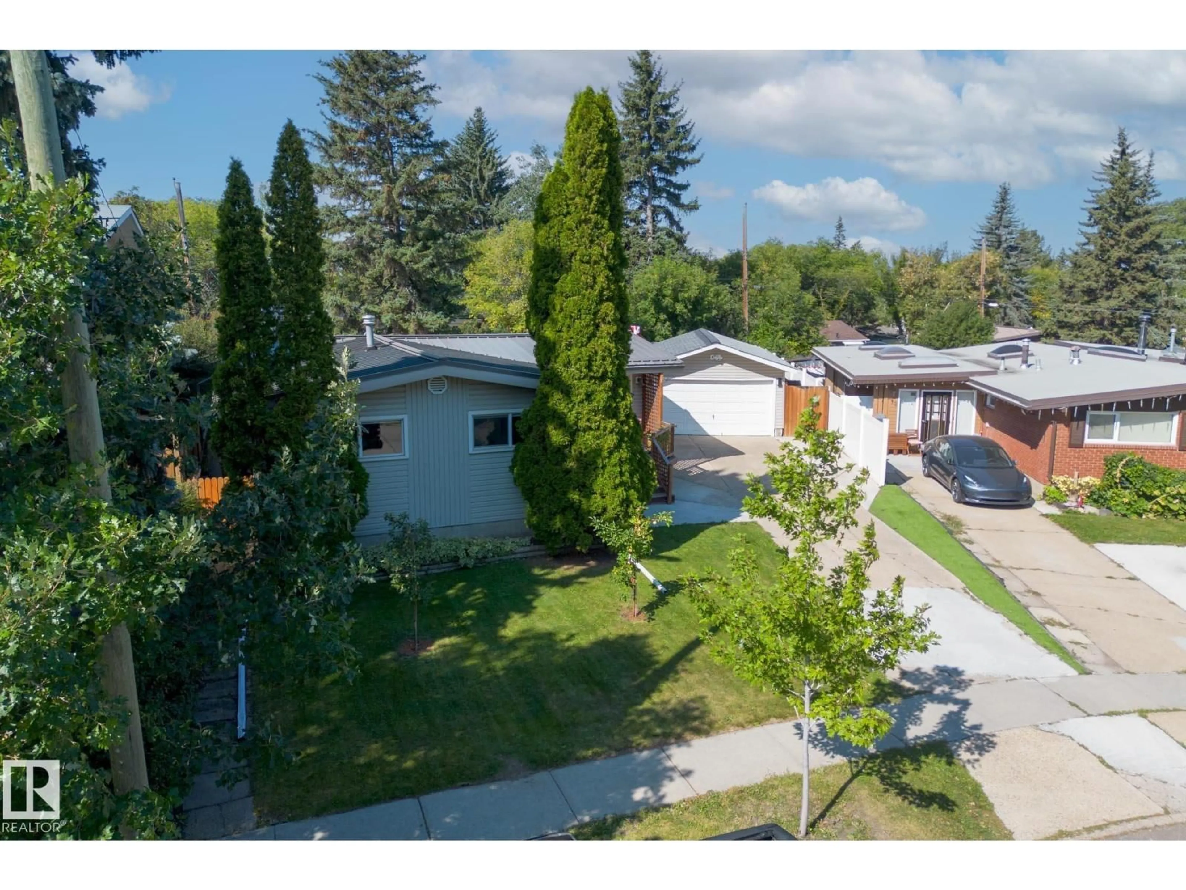 A pic from outside/outdoor area/front of a property/back of a property/a pic from drone, street for 13 GRANTHAM PL, St. Albert Alberta T8N0W8