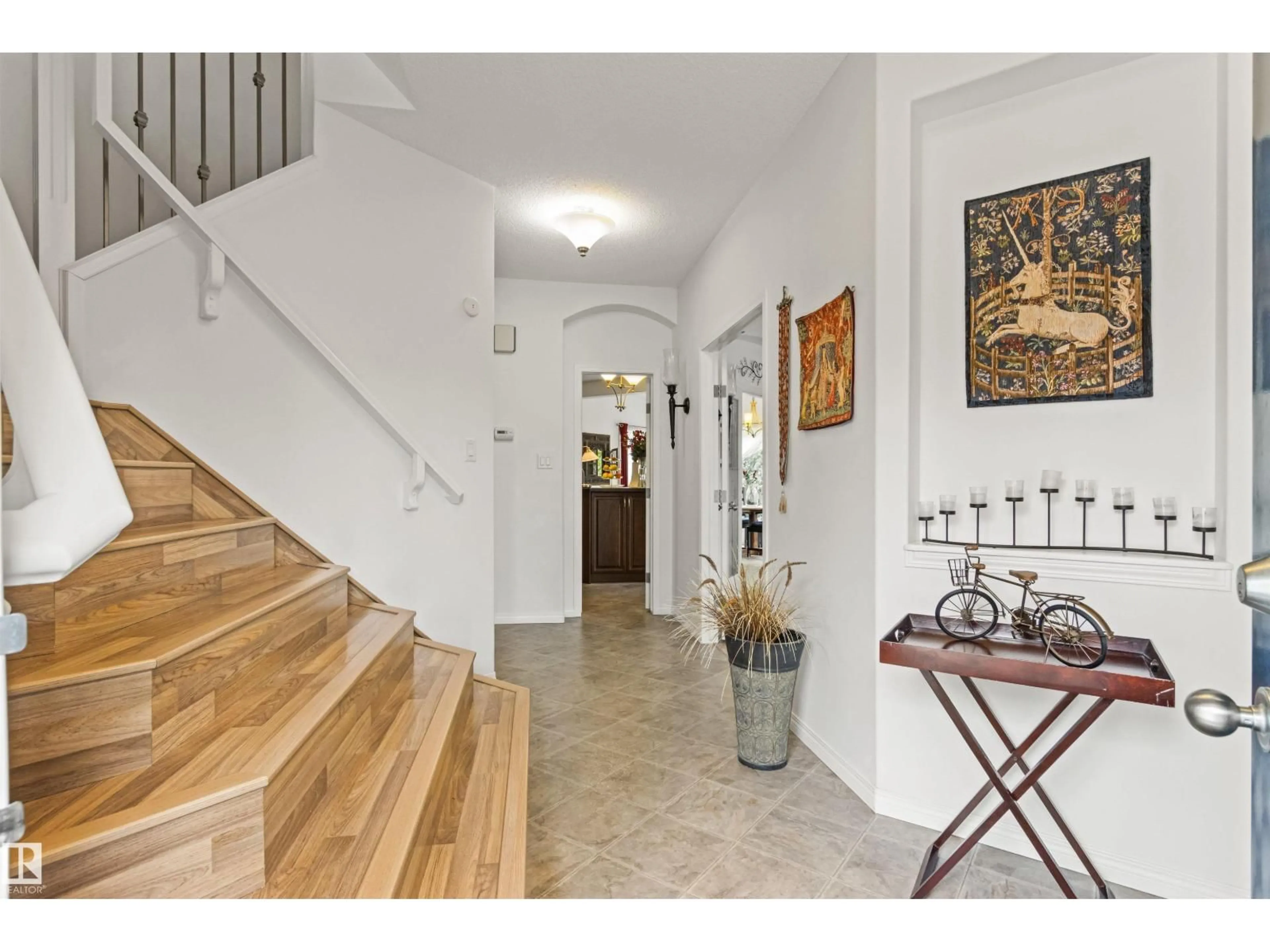 Indoor entryway for 6914 STROM LN, Edmonton Alberta T6R0G3
