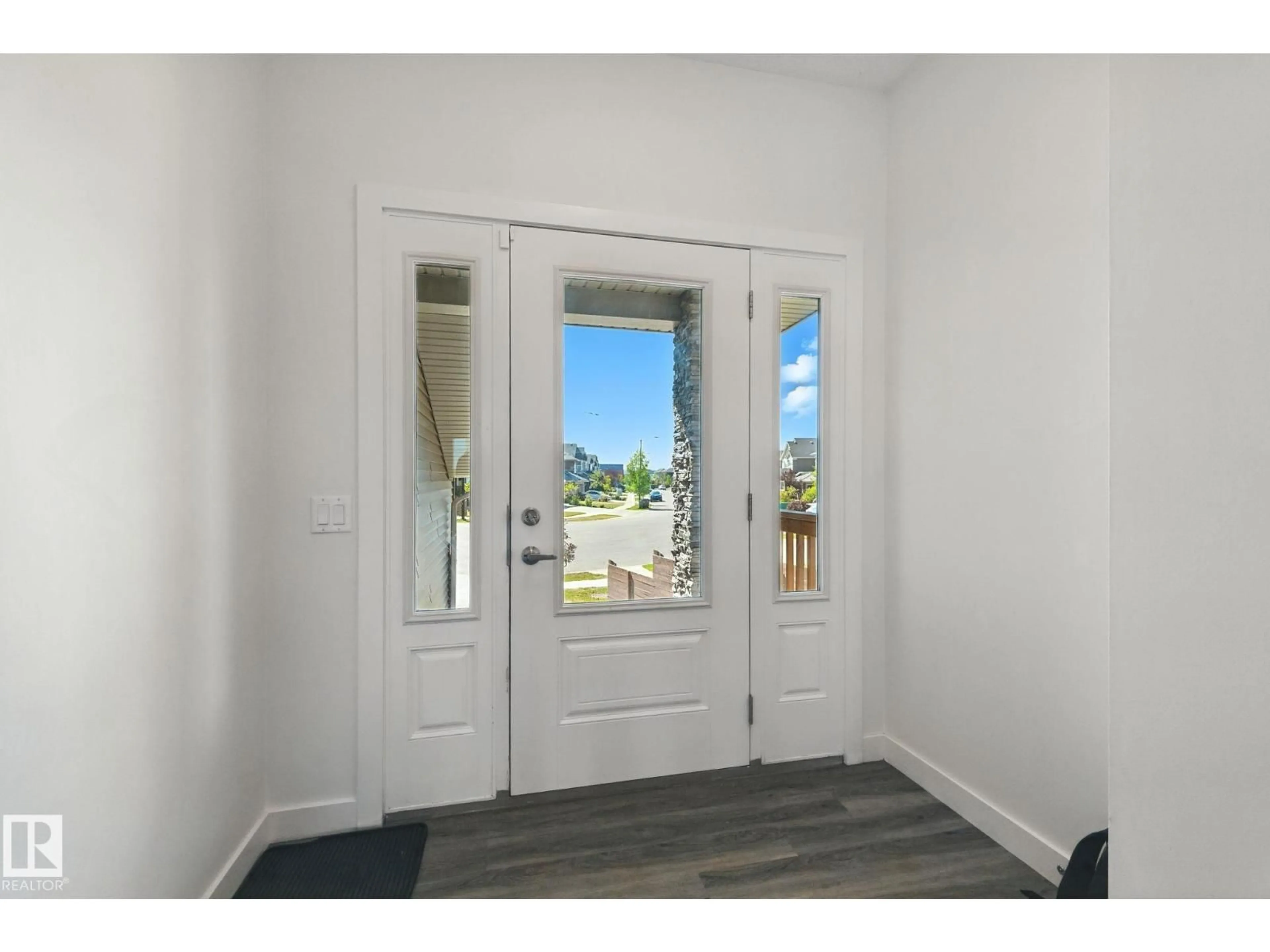 Indoor entryway for 60 JAMES CR, St. Albert Alberta T8N7S5