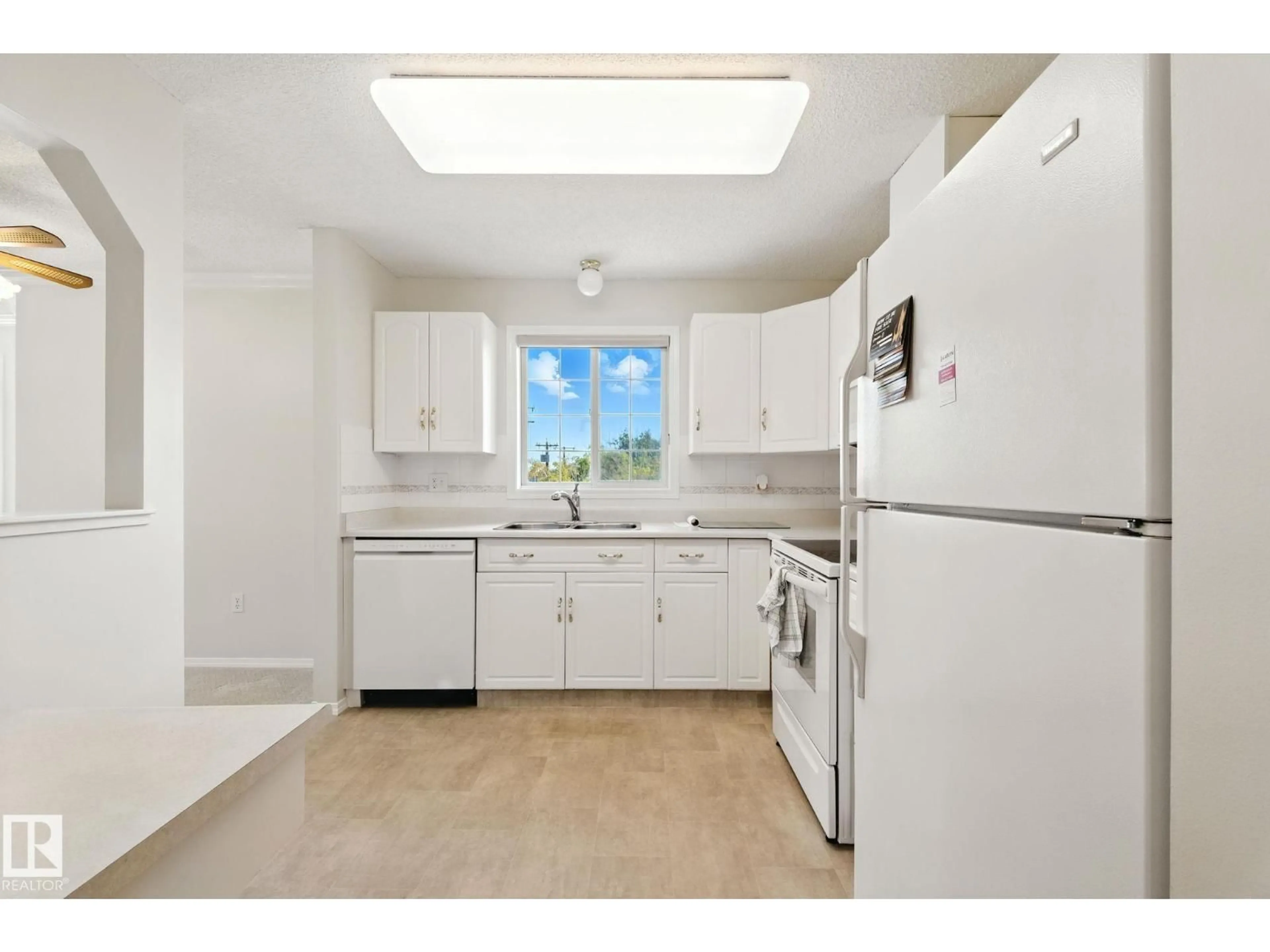 Standard kitchen, unknown for 205 13450 114 AV NW, Edmonton Alberta T5M4C4