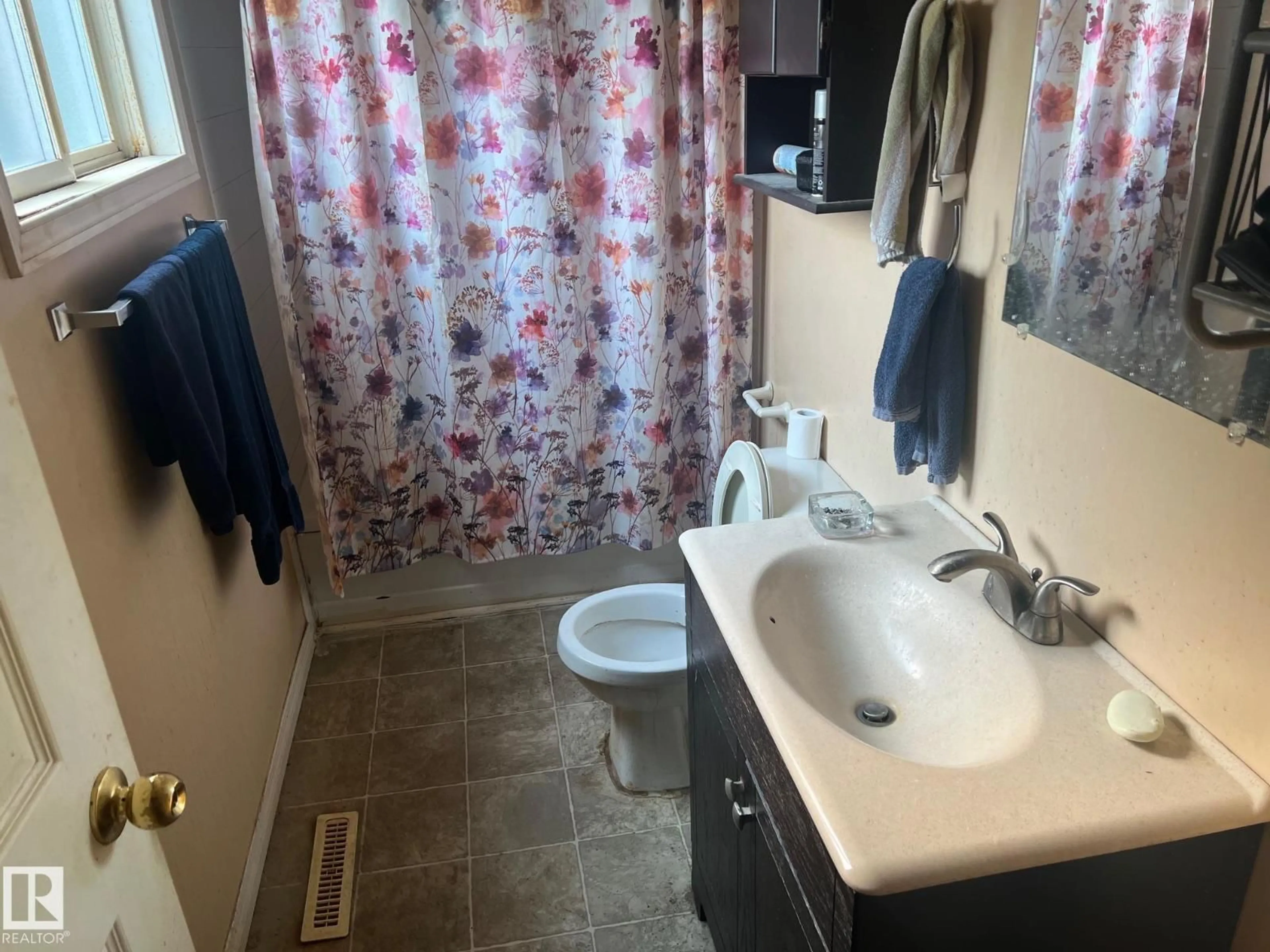 Standard bathroom, unknown for 4816 47 AV, Redwater Alberta T0A2W0