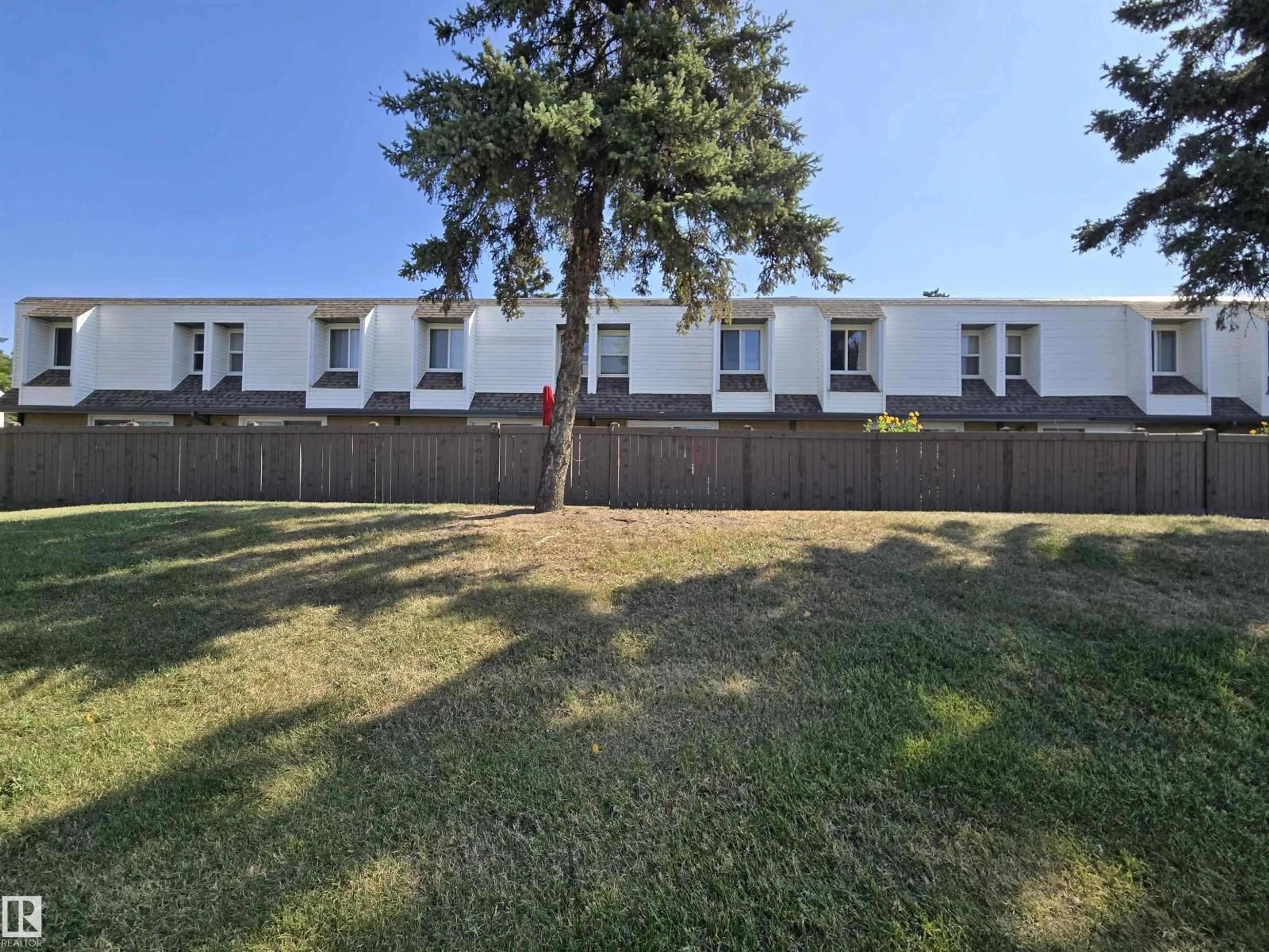 A pic from outside/outdoor area/front of a property/back of a property/a pic from drone, unknown for 1 GARDEN GROVE GV, Edmonton Alberta T6J2L3