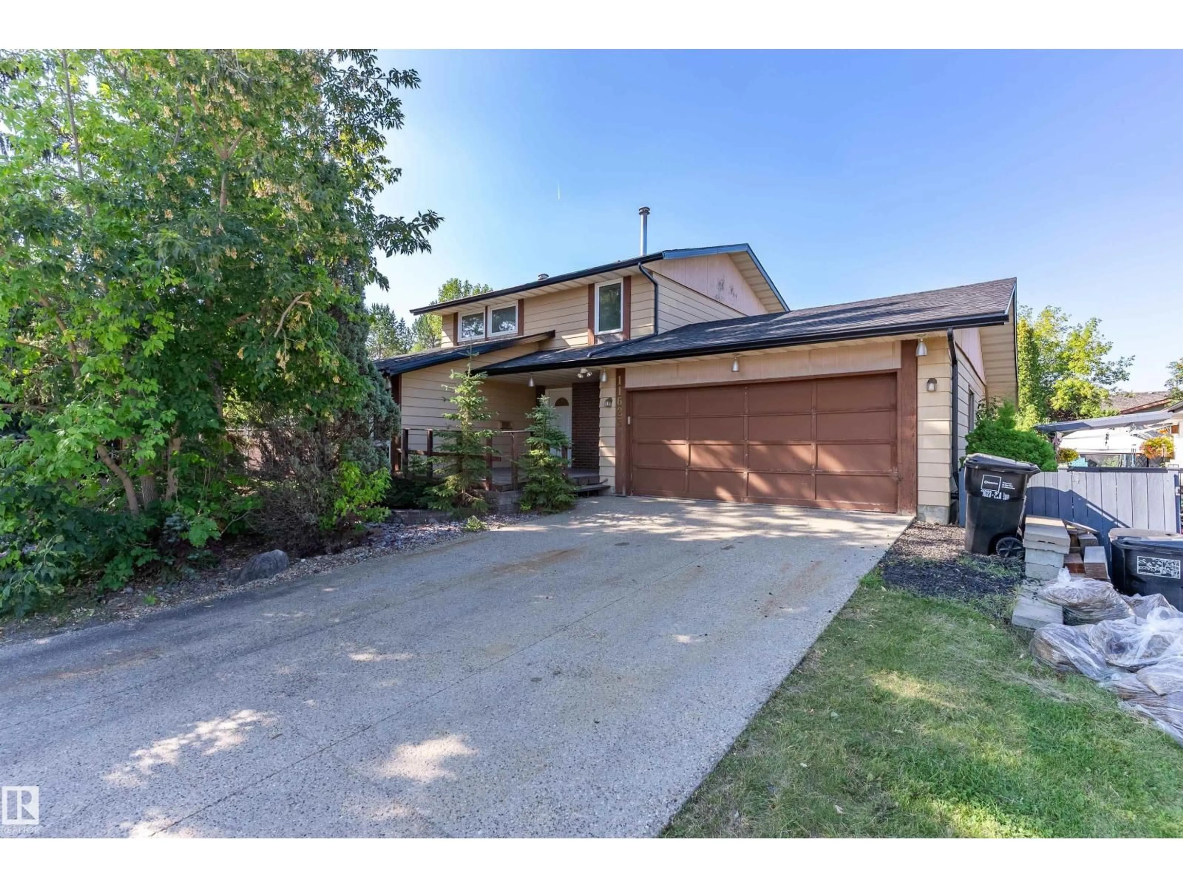 A pic from outside/outdoor area/front of a property/back of a property/a pic from drone, street for 11623 32A AV, Edmonton Alberta T6J3G6