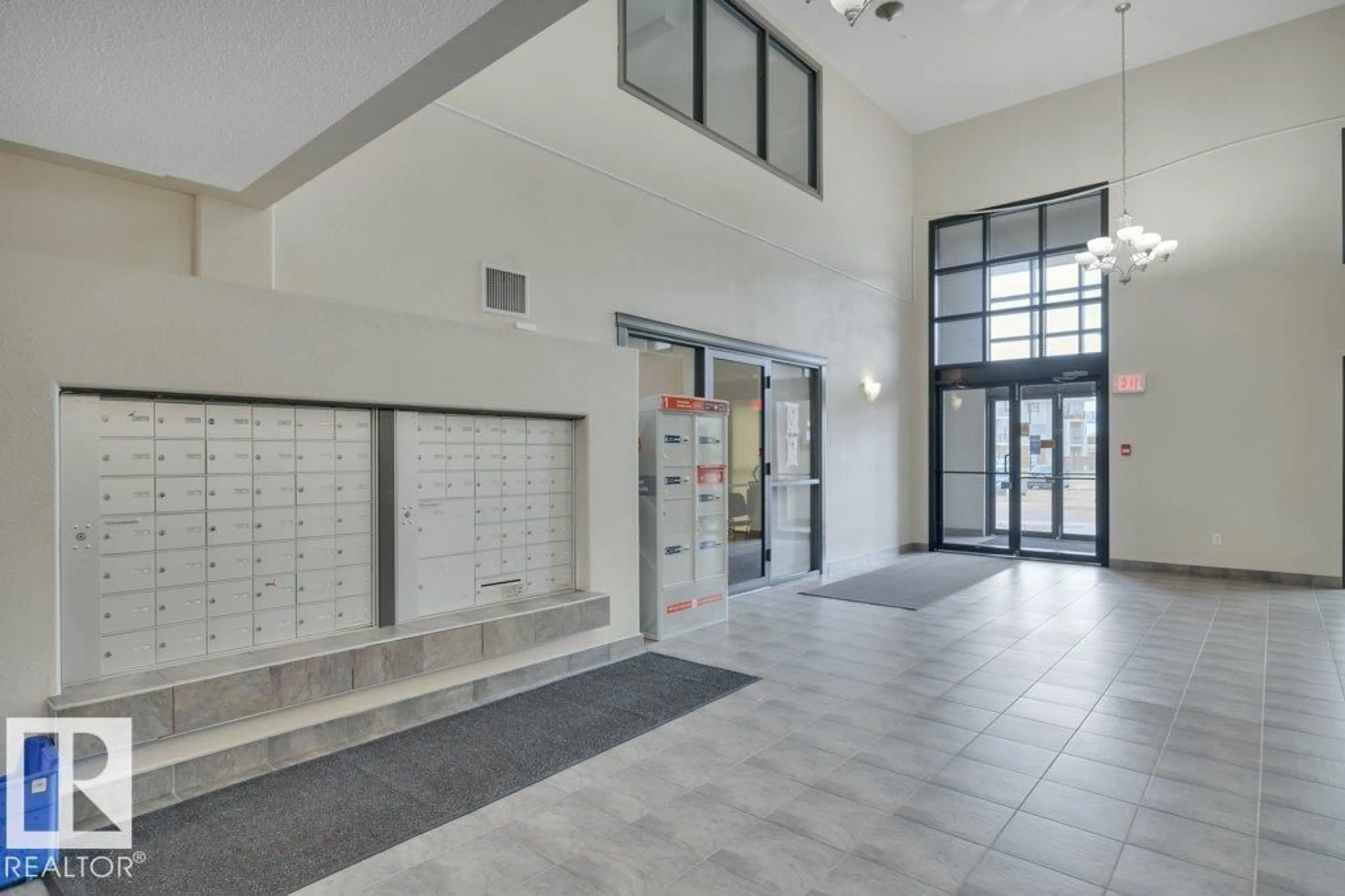 Indoor foyer for 7335 SOUTH TERWILLEGAR DR, Edmonton Alberta T6R0M1