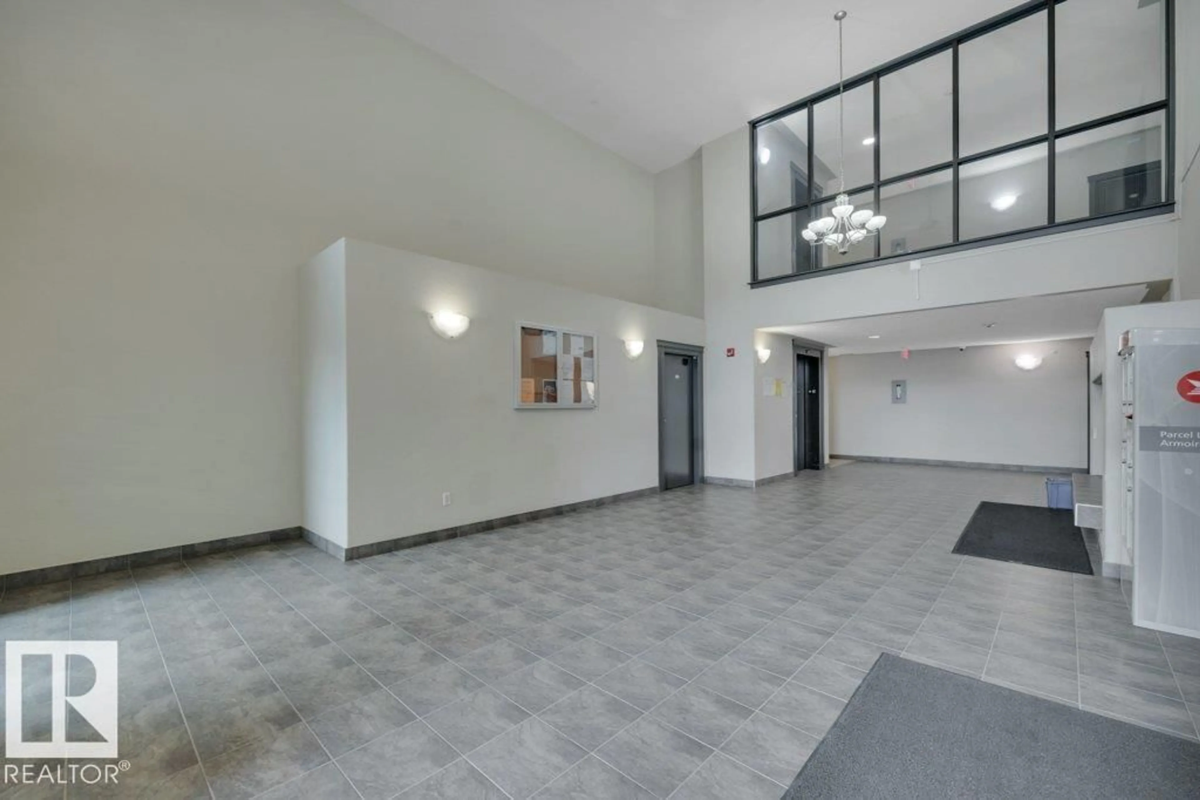 Indoor foyer for 7335 SOUTH TERWILLEGAR DR, Edmonton Alberta T6R0M1