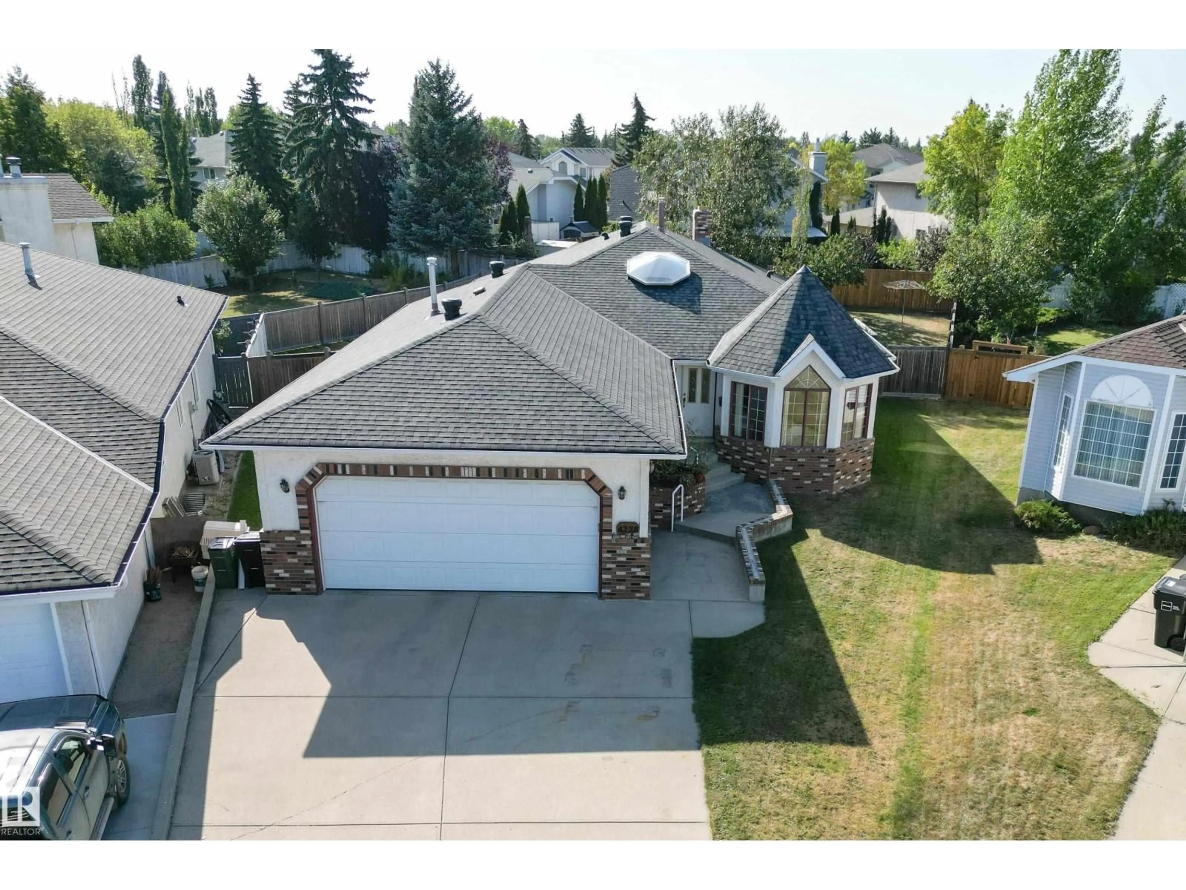 A pic from outside/outdoor area/front of a property/back of a property/a pic from drone, street for 4228 46 ST NW, Edmonton Alberta T6L6L9
