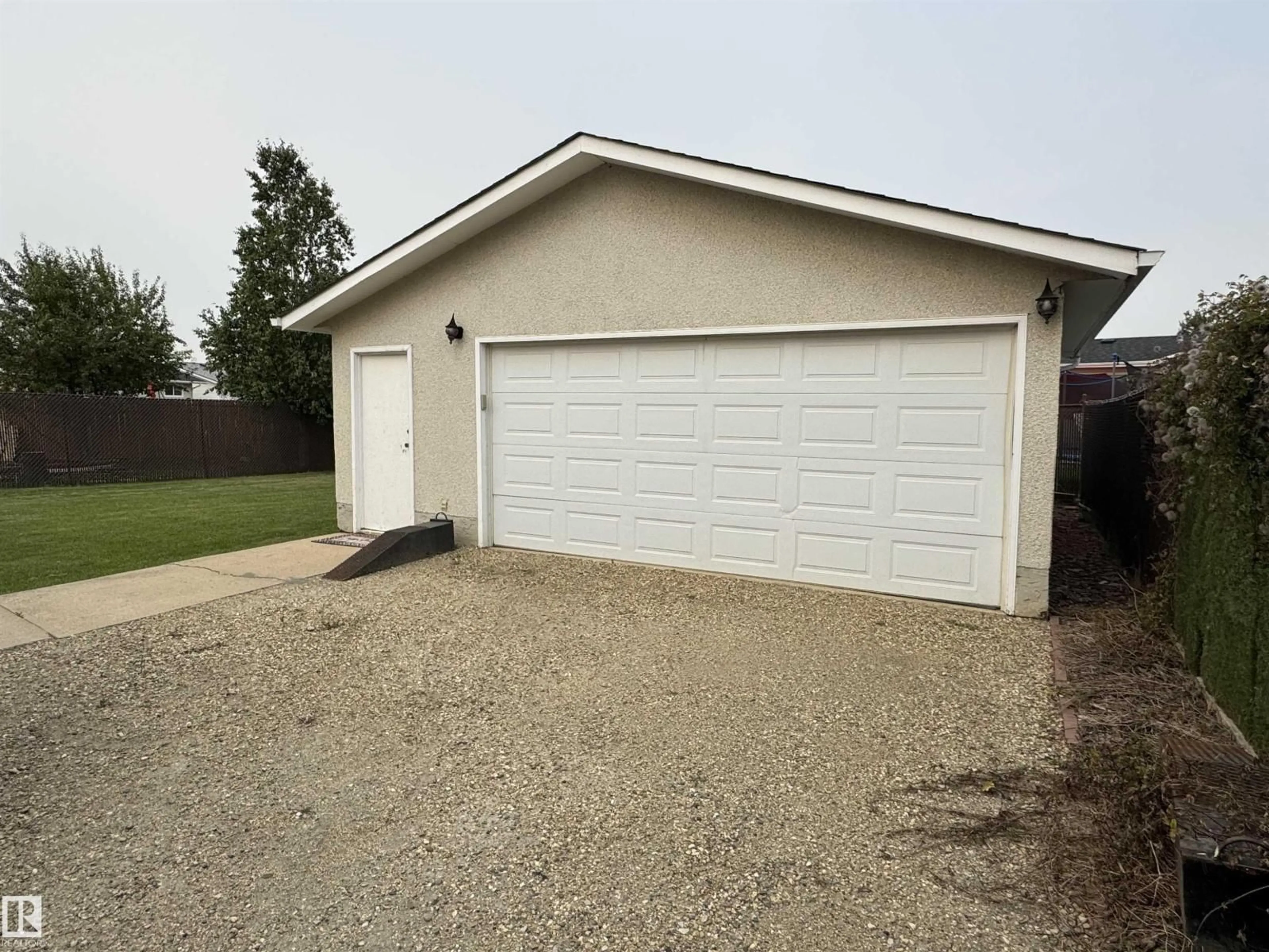 Indoor garage for 5408 50 ST, Gibbons Alberta T0A1N0