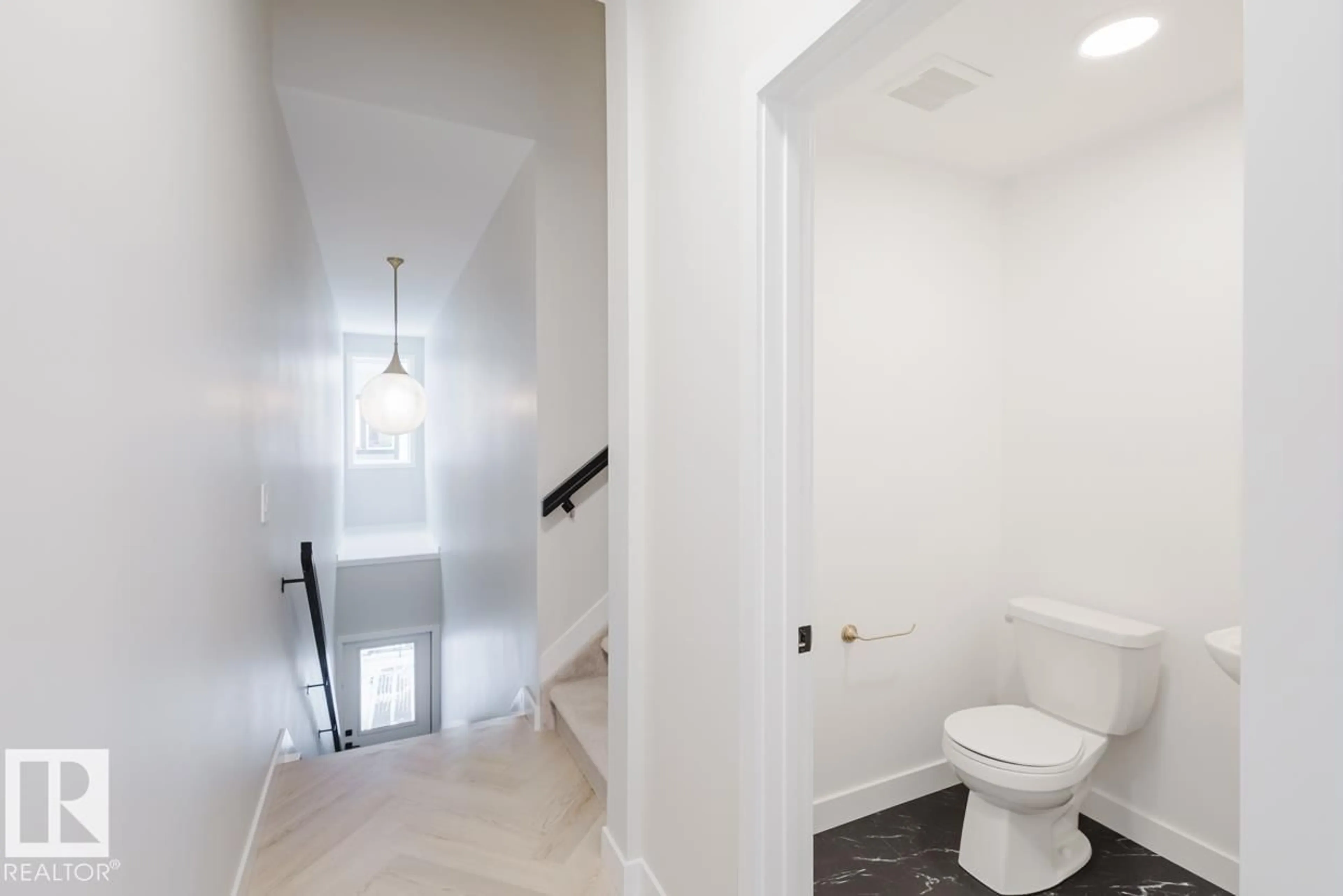 Unknown for 39 16231 19 AV SW, Edmonton Alberta T6W5C6