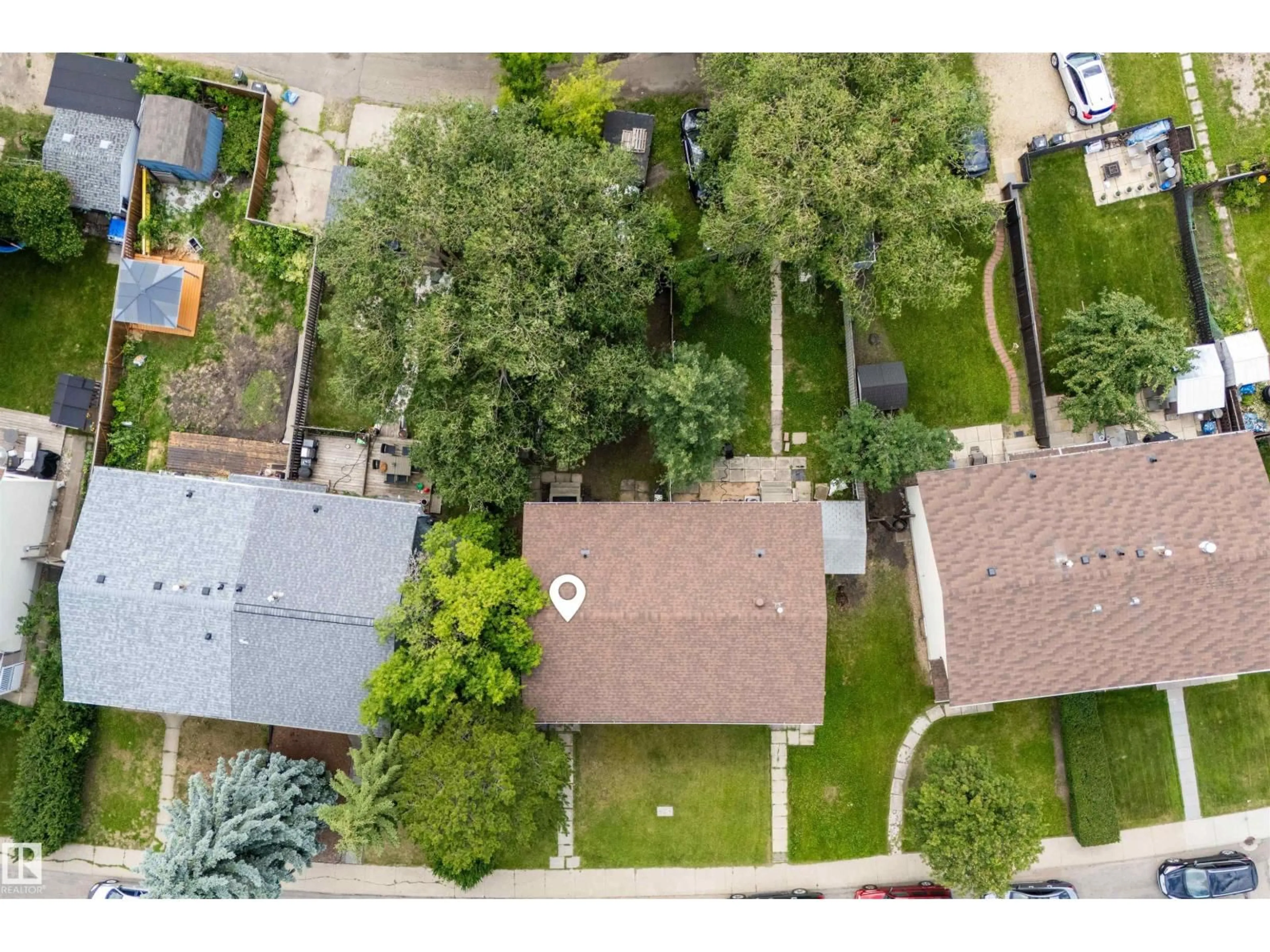 A pic from outside/outdoor area/front of a property/back of a property/a pic from drone, street for 11447 39 AV, Edmonton Alberta T6J0M5