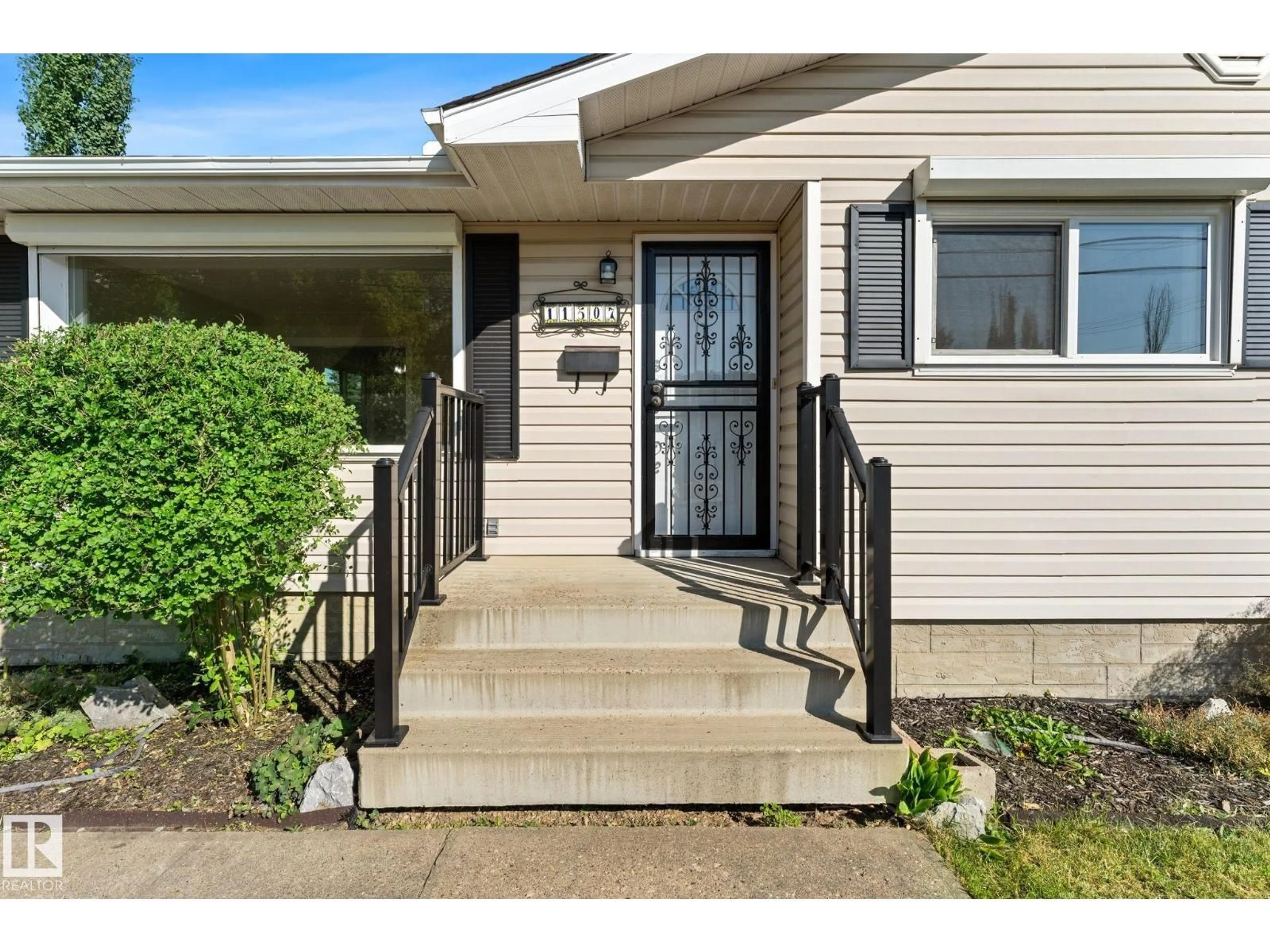Indoor entryway for 11507 48 ST, Edmonton Alberta T5W2Y1
