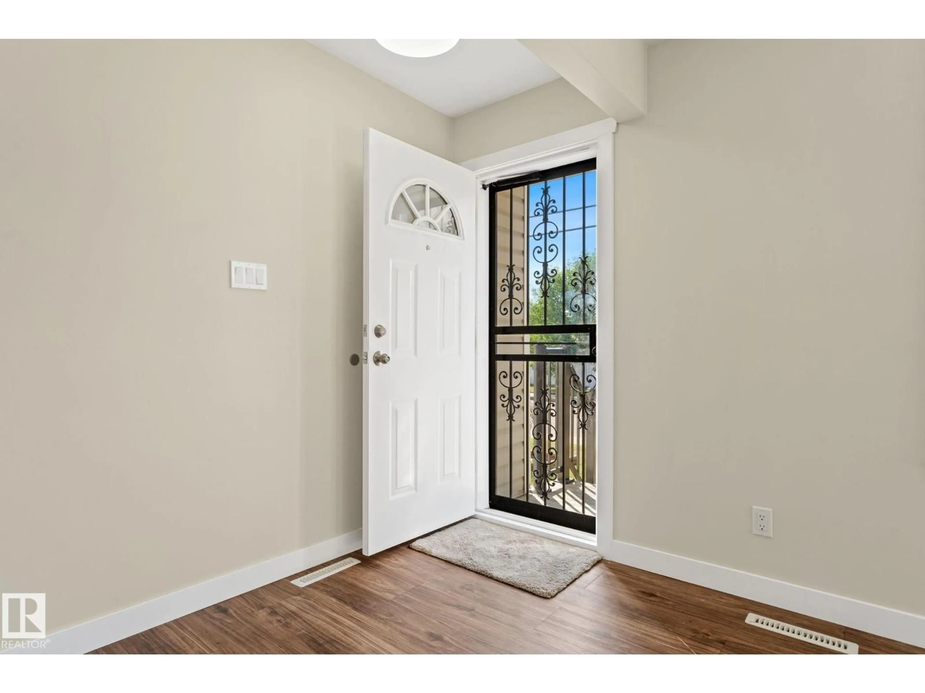Indoor entryway for 11507 48 ST, Edmonton Alberta T5W2Y1