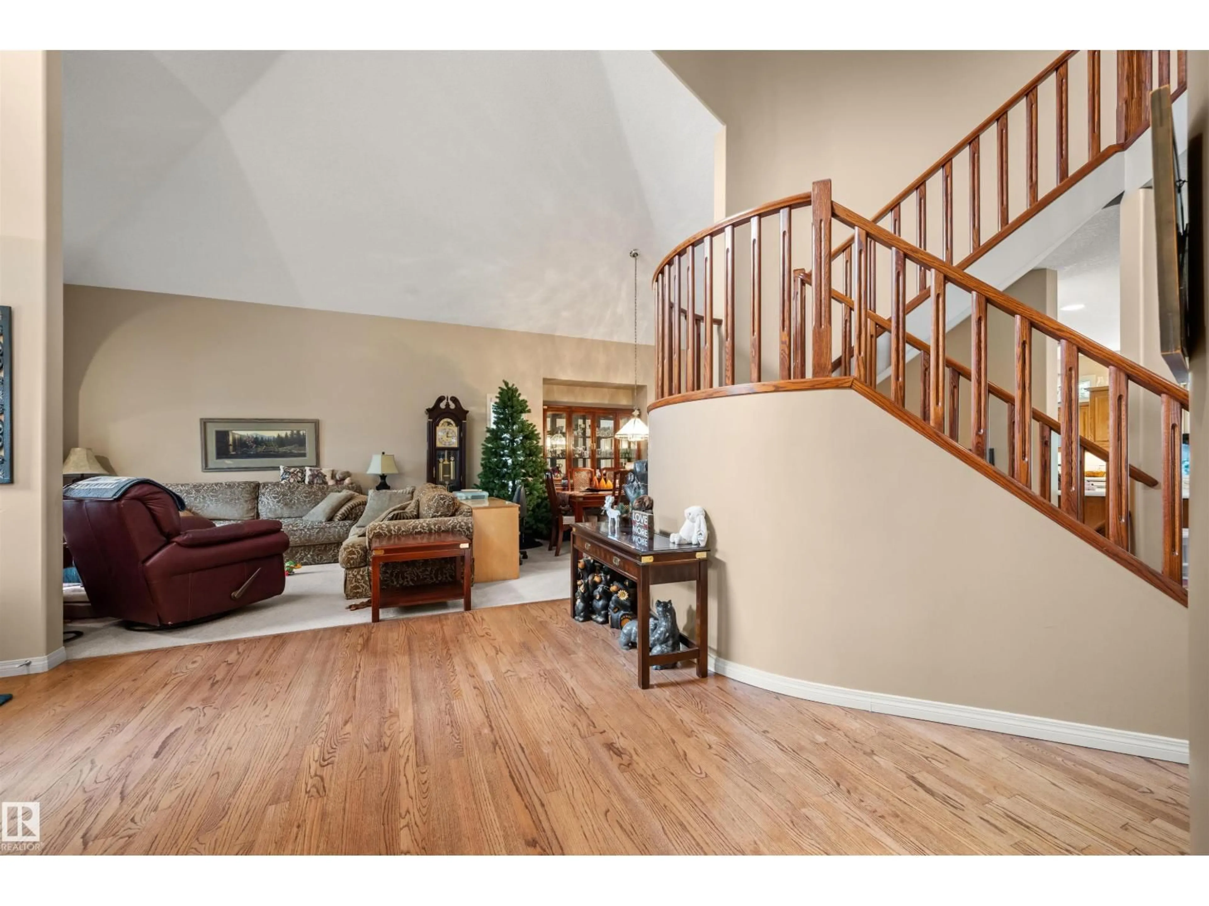 Indoor foyer for 403 TWIN BROOKS CR, Edmonton Alberta T6J6V2