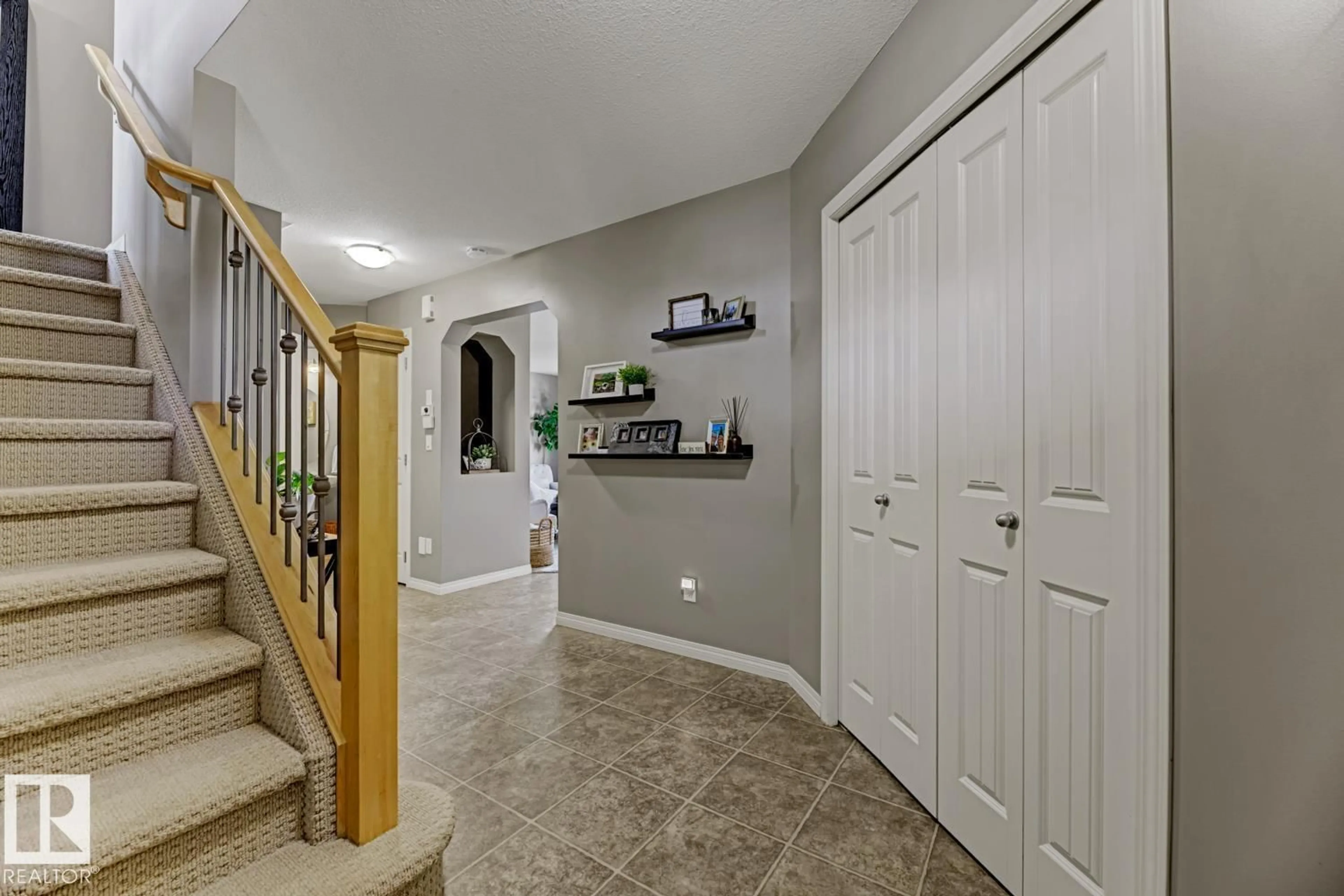 Indoor entryway for 316 SOUTHWICK BV, Leduc Alberta T9E0E8