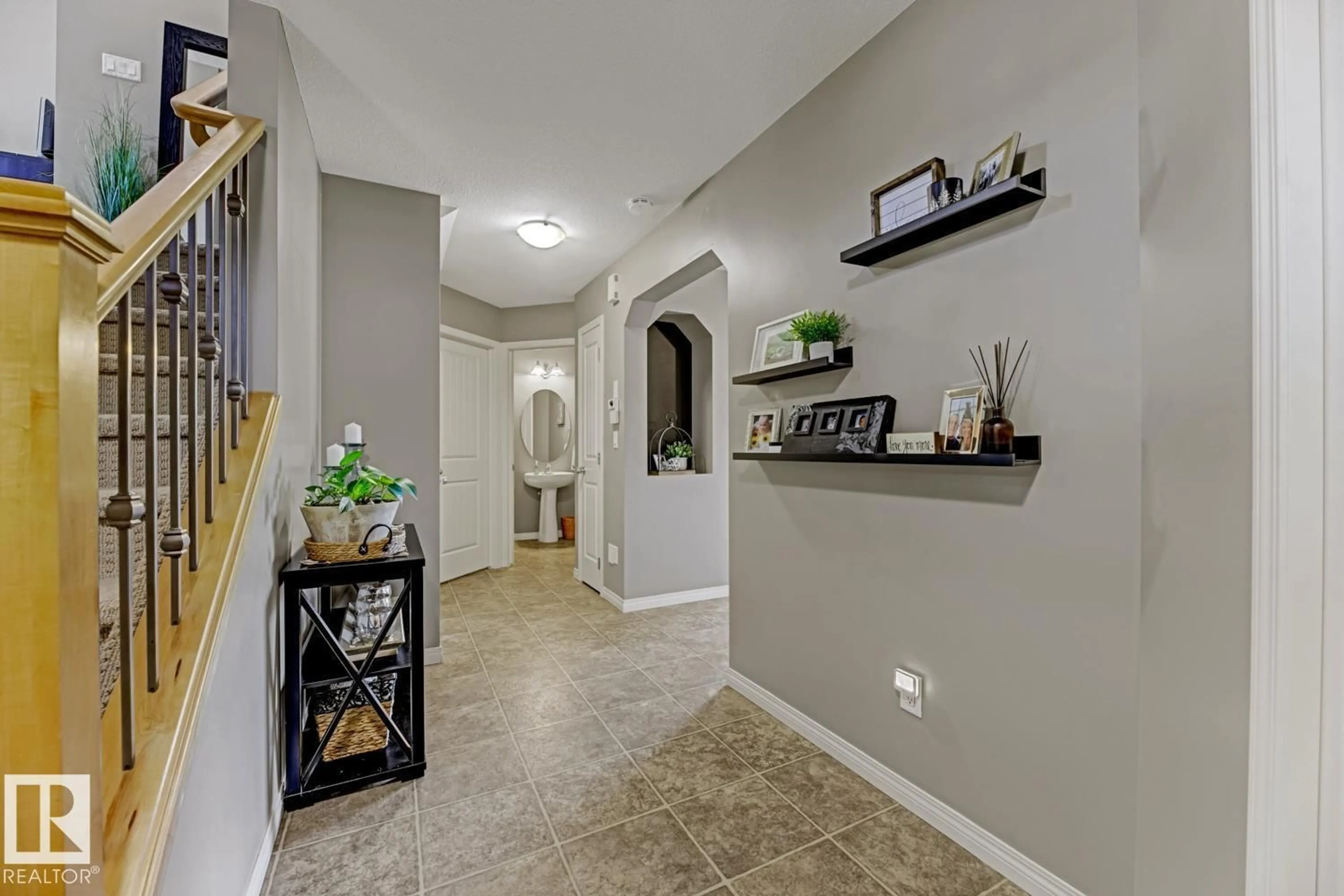 Indoor entryway for 316 SOUTHWICK BV, Leduc Alberta T9E0E8